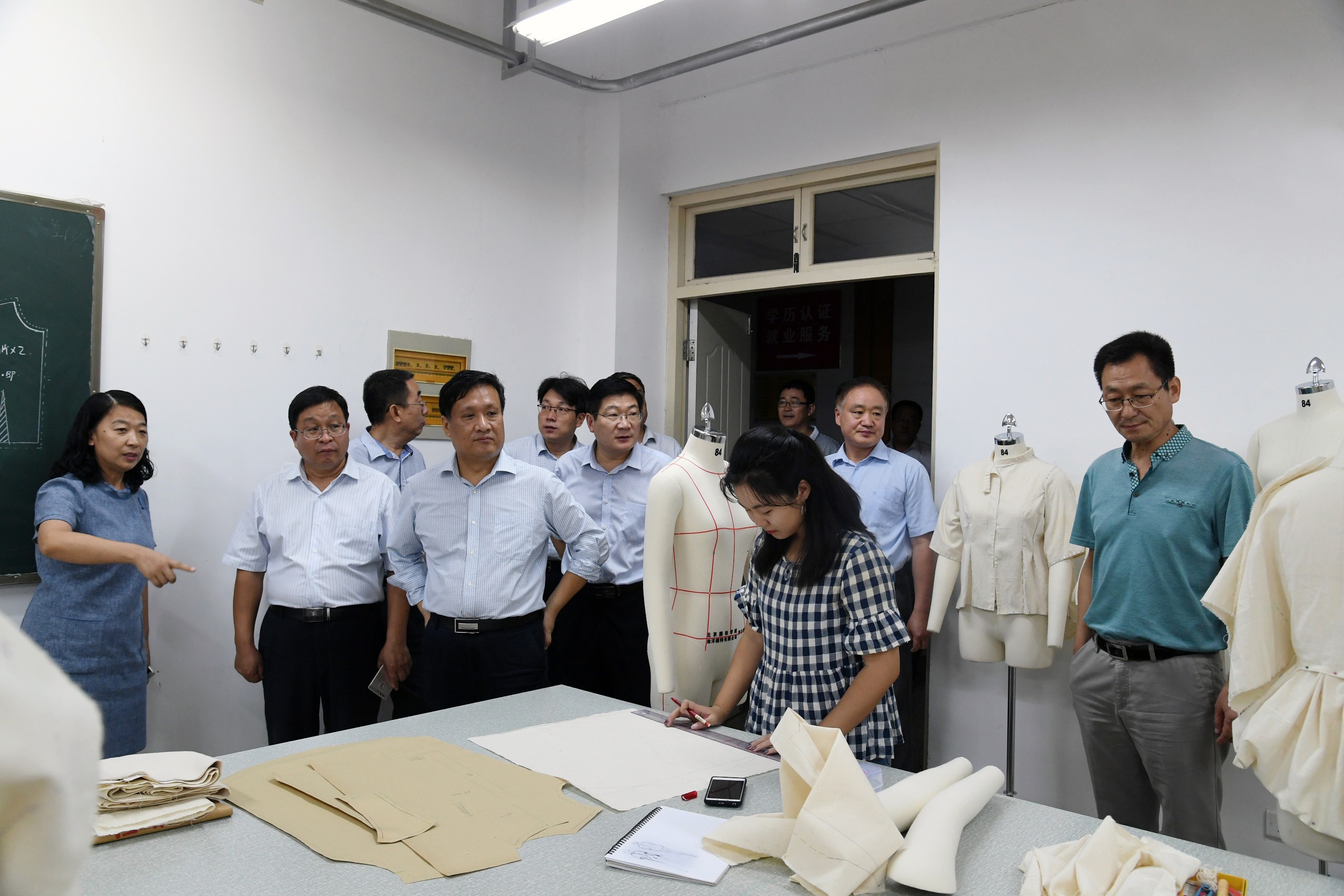 9专家组实地考察珠宝玉雕学院服装设计实训室.jpg