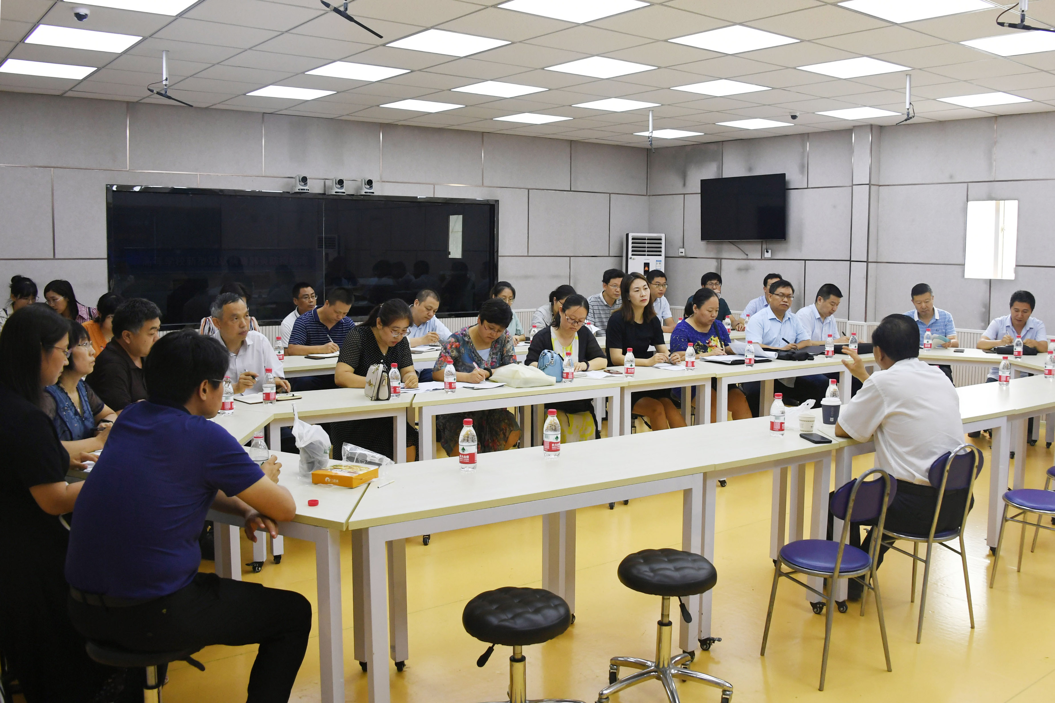 6.座谈会现场.jpg
