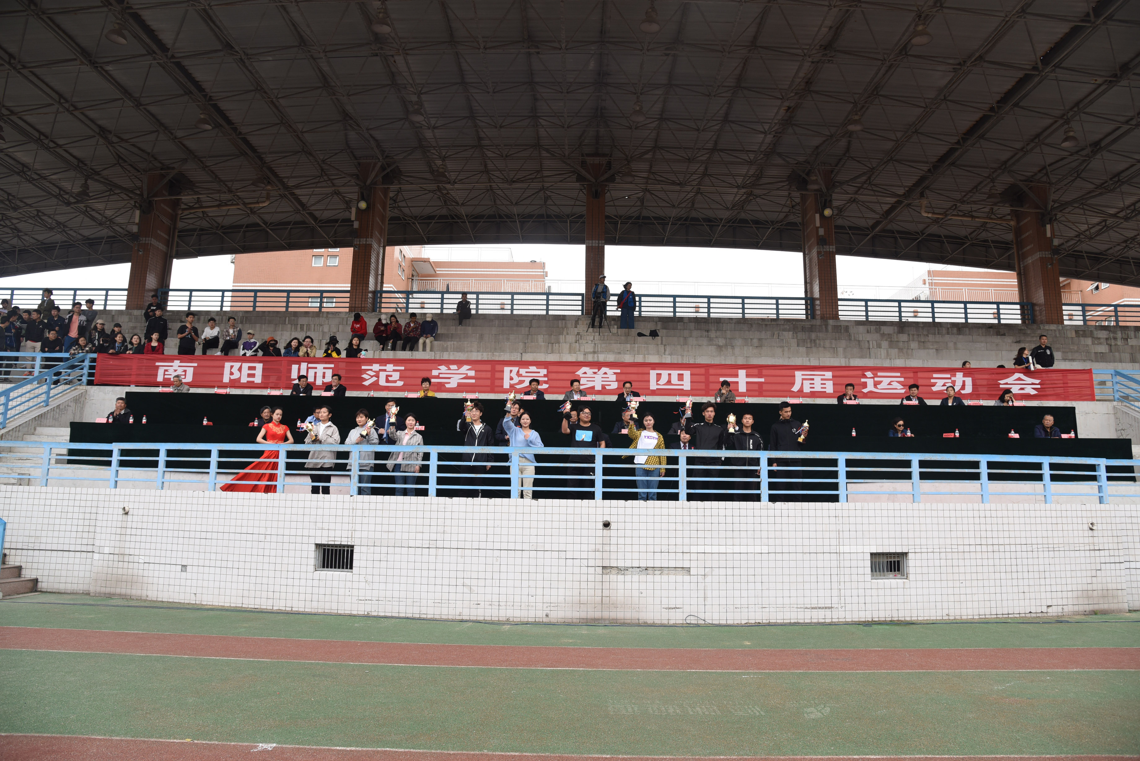 5校领导为在比赛中获得优胜的团体颁奖.JPG