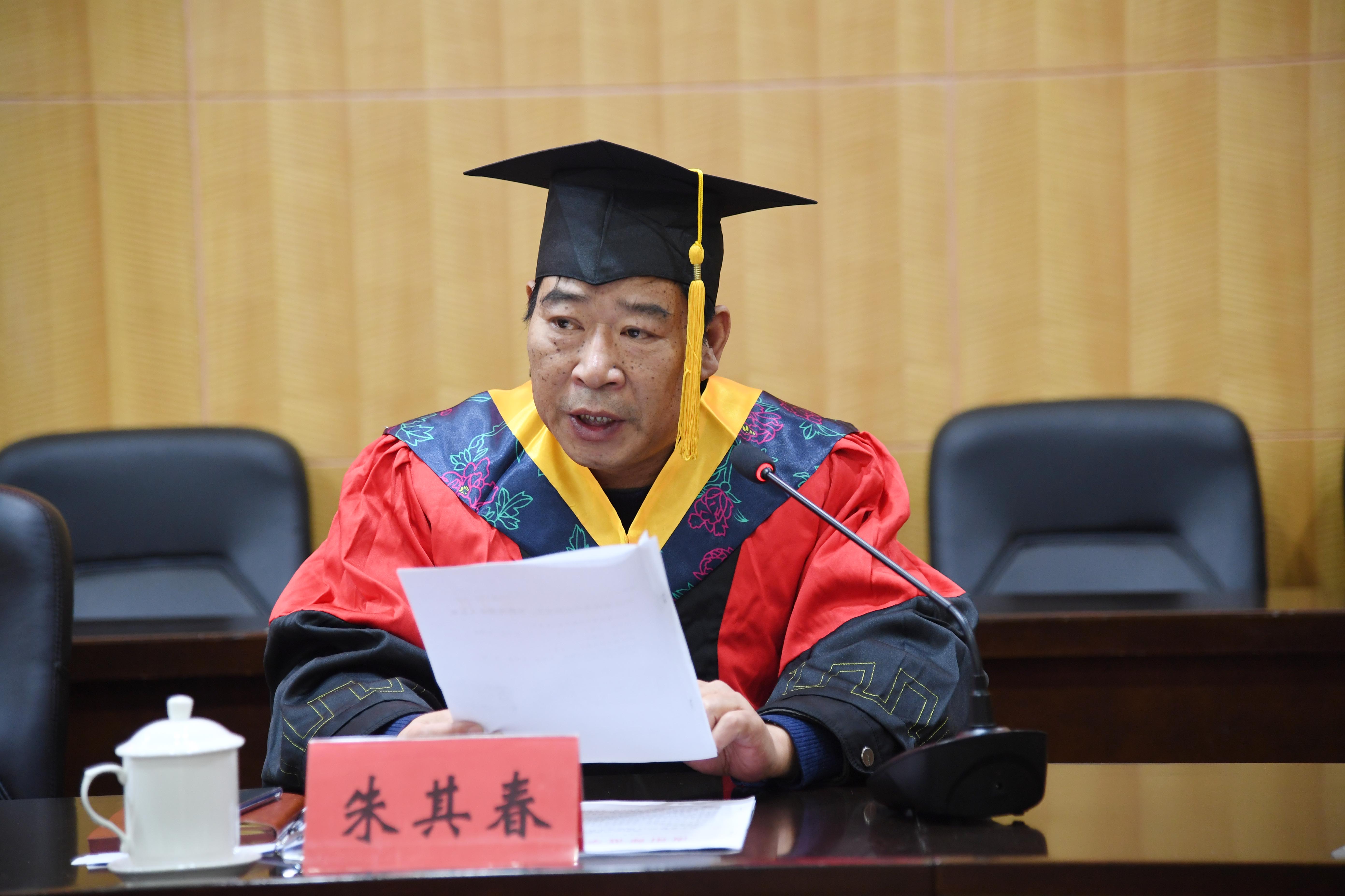 8工会主席朱其春宣读表彰文件.jpg