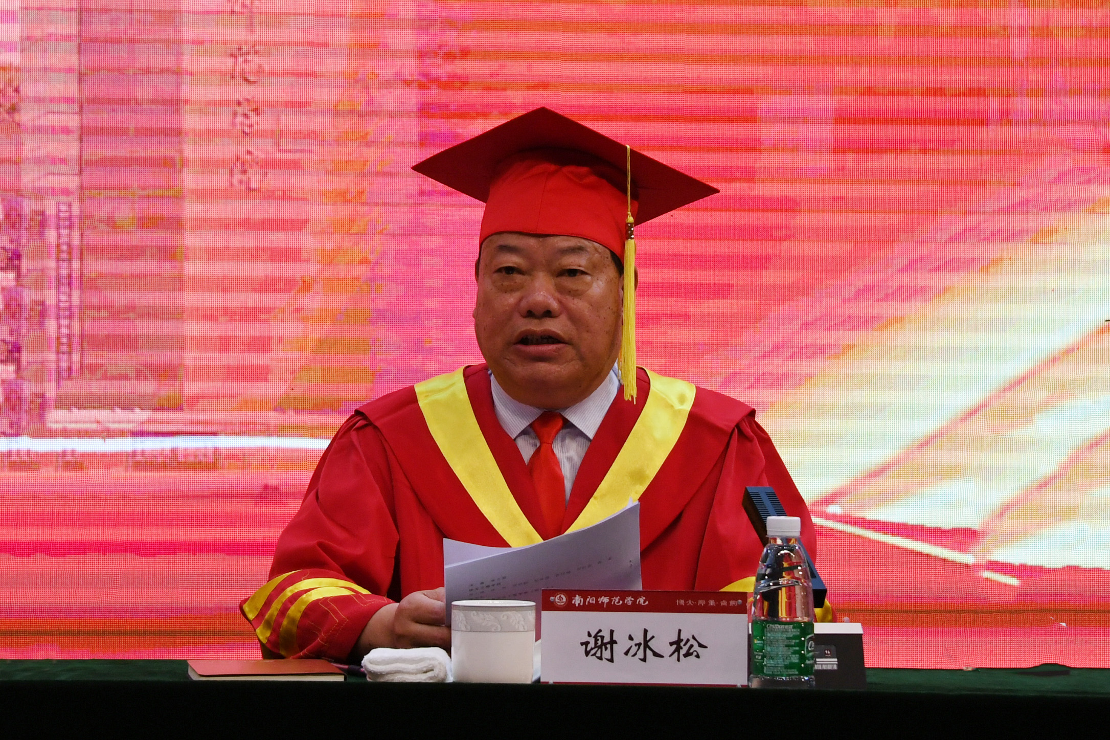 5.党委副书记谢冰松宣读《南阳师范学院关于表彰2021年优秀应届毕业生的决定》.jpg
