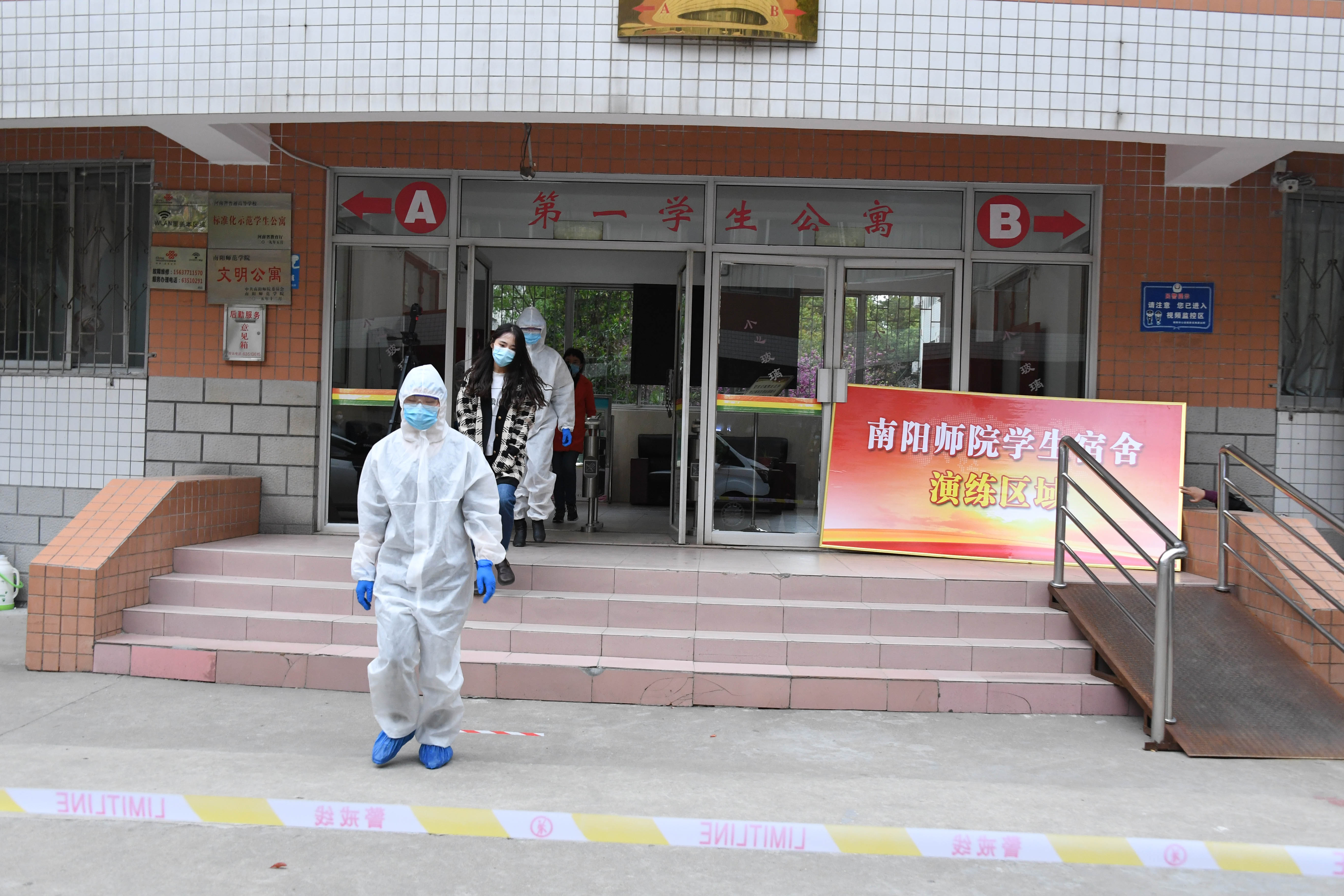 9发热学生被护送带离学生公寓.JPG