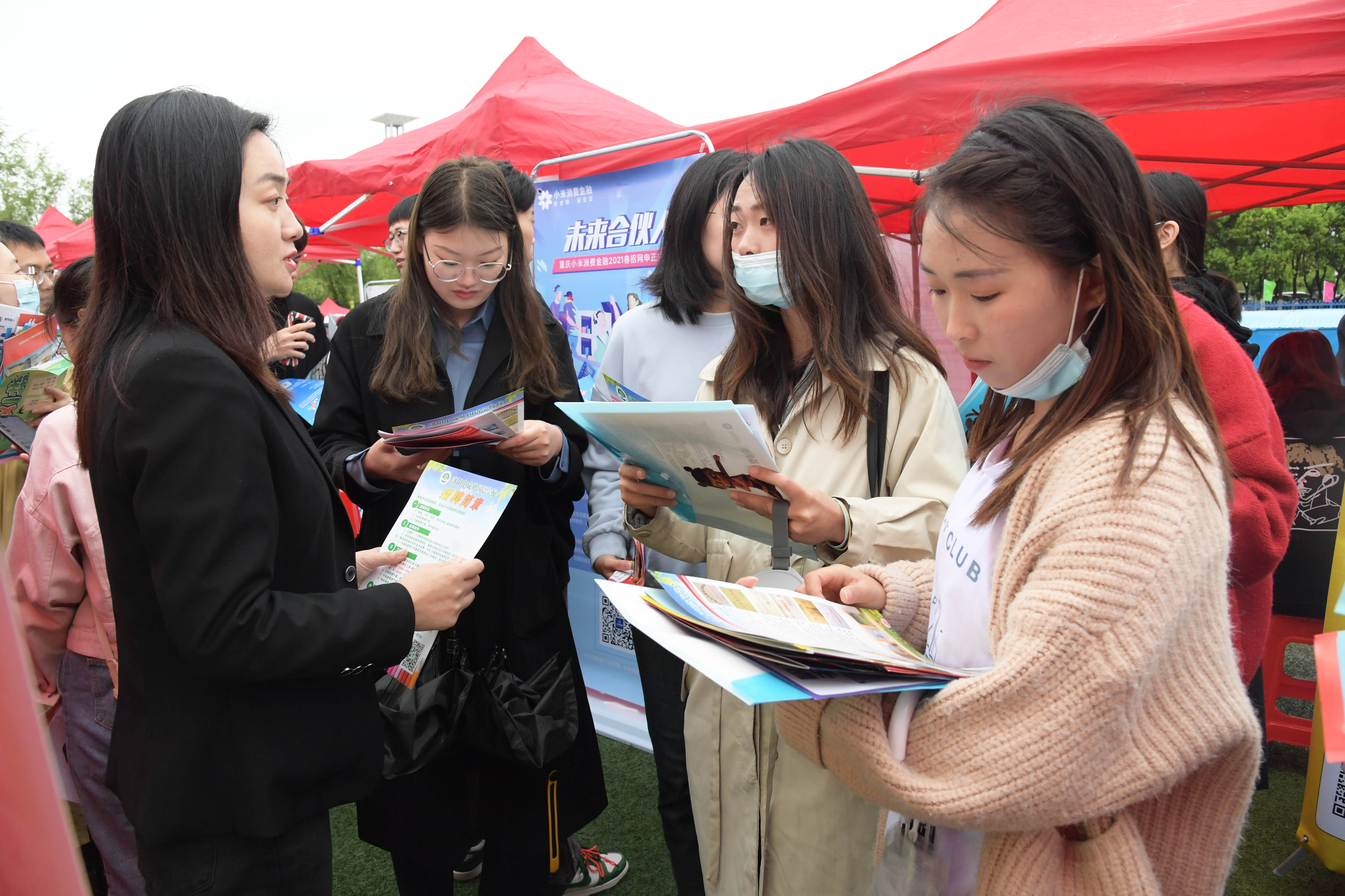 9招聘会现场.jpg