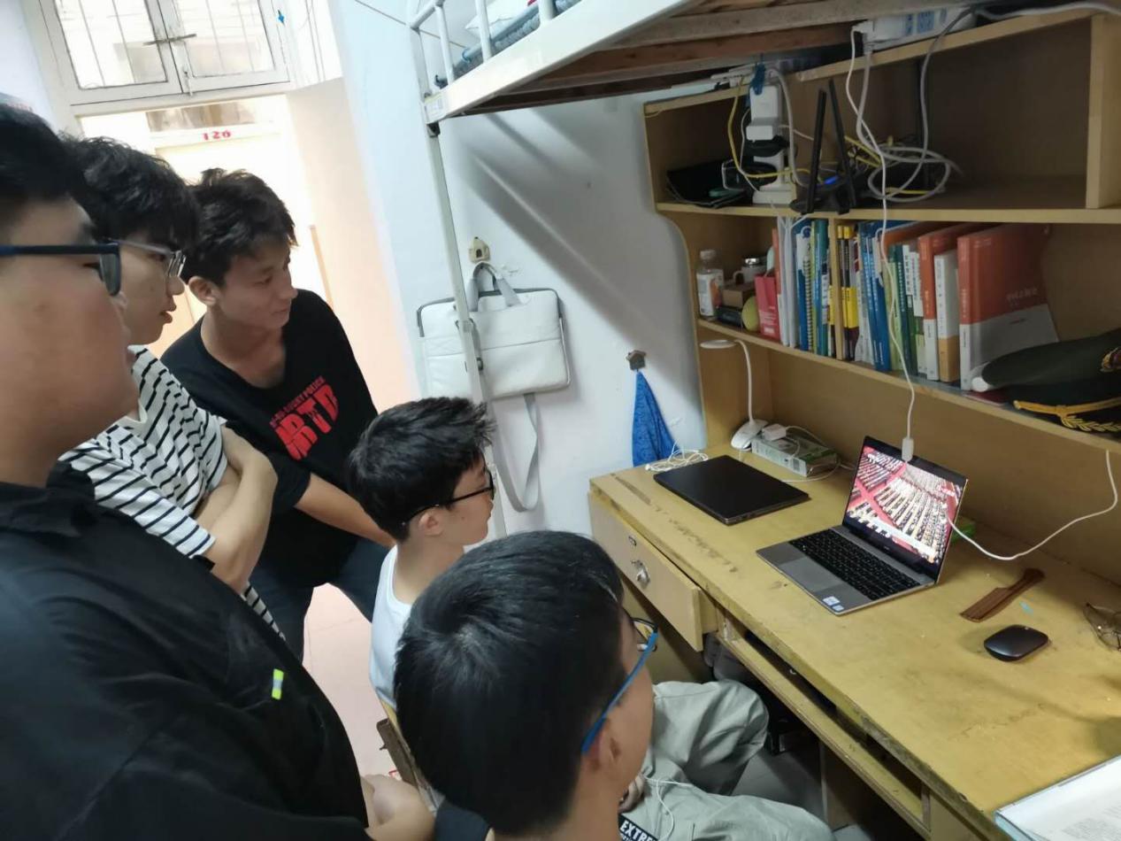 法学院组织学生收看全国抗击新冠肺炎疫情表彰大会直播.jpg