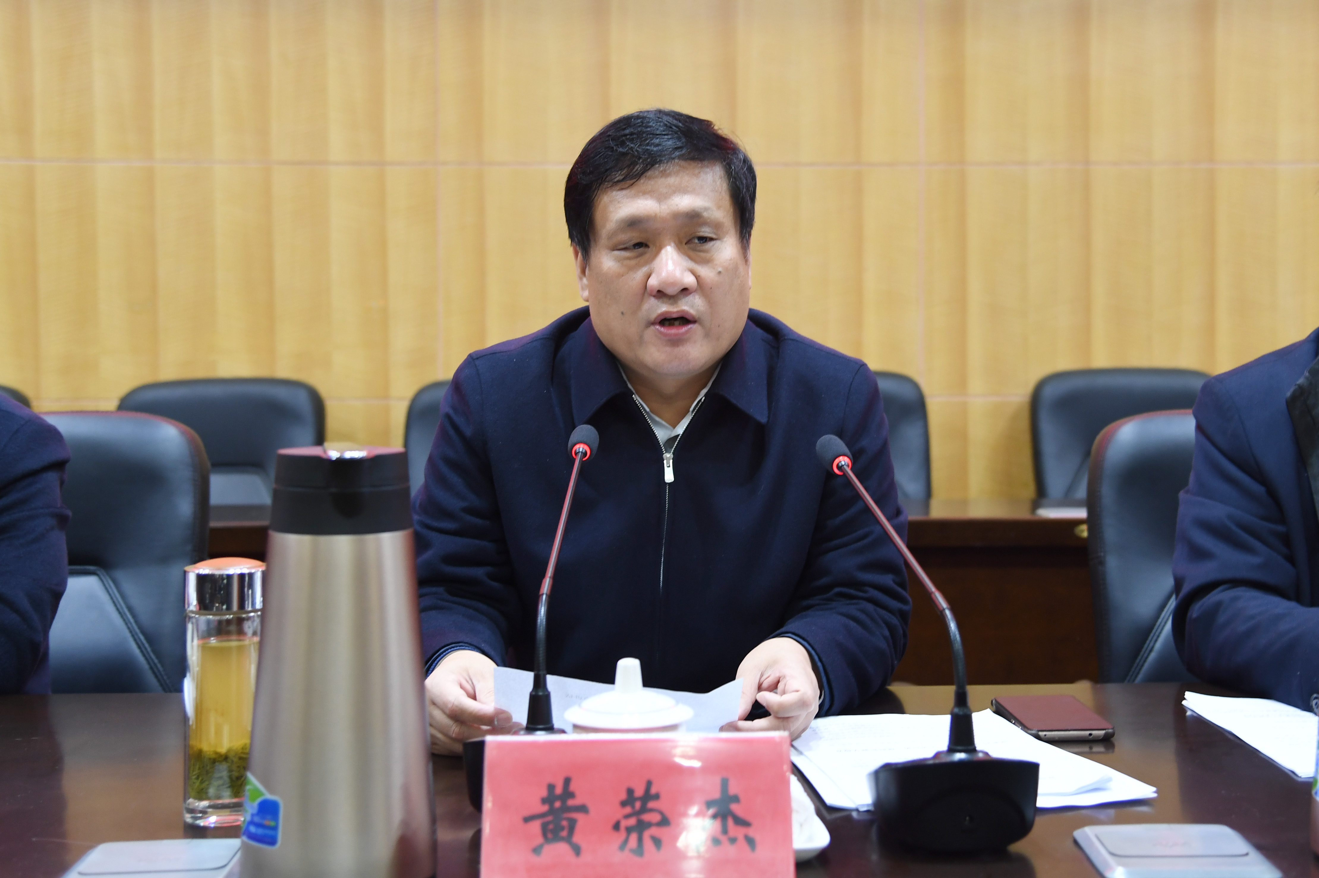 2校党委书记黄荣杰作工作报告.JPG