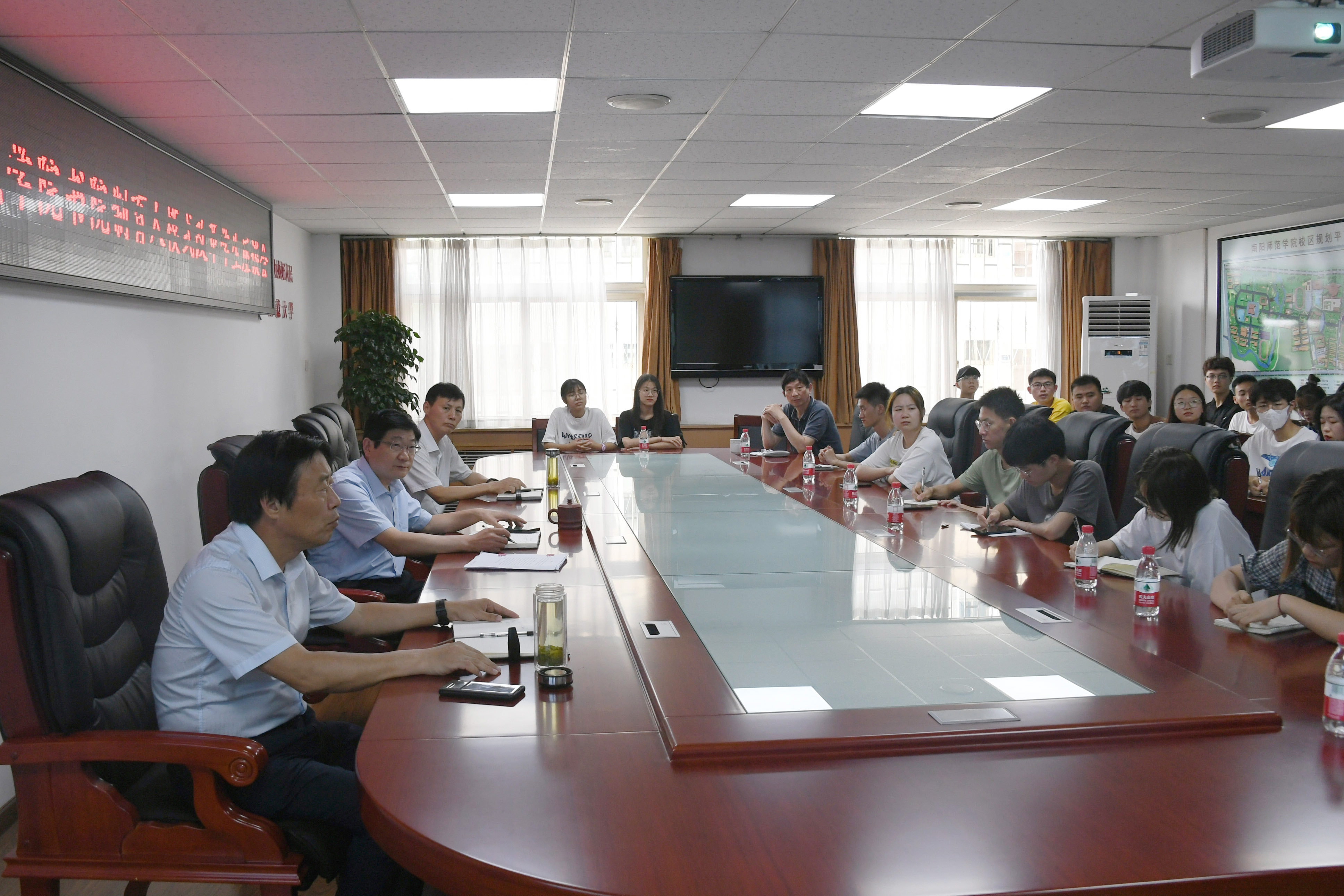 2.座谈会现场.jpg