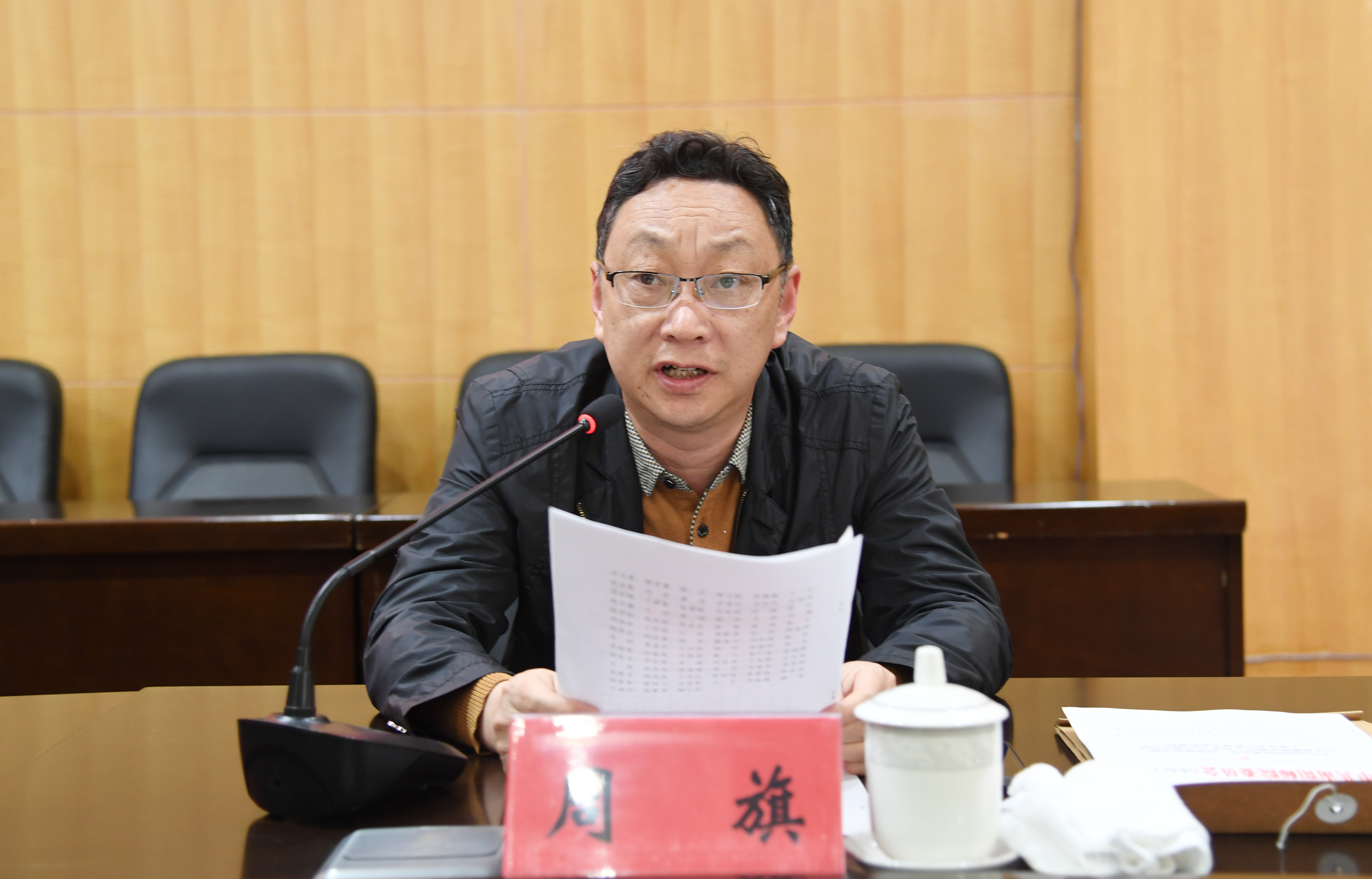 5副校长周旗宣读学校《关于表彰第二十三届“三育人”工作先进个人的决定》和《关于表彰“九创四争”工作先进单位、先进个人的决定》.JPG