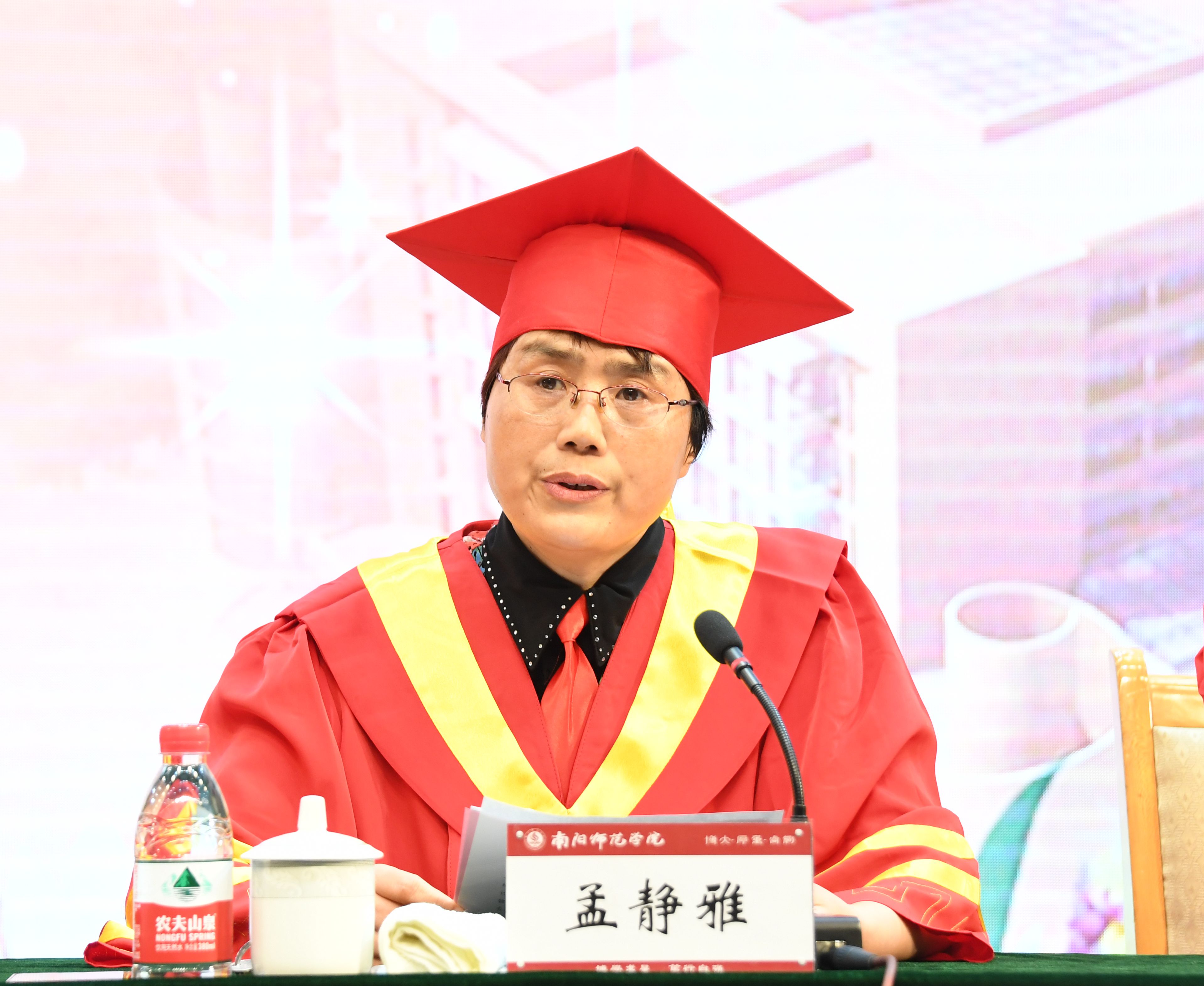 5副校长孟静雅教授宣读《南阳师范学院关于表彰2019年优秀应届毕业生的决定》.jpg