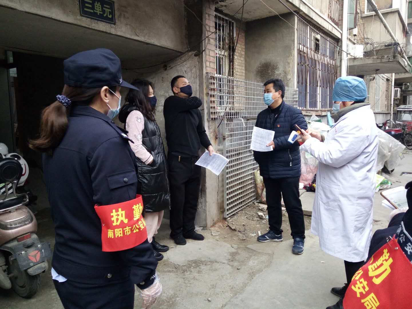 刘军杰（右二）到社区劝返.jpg