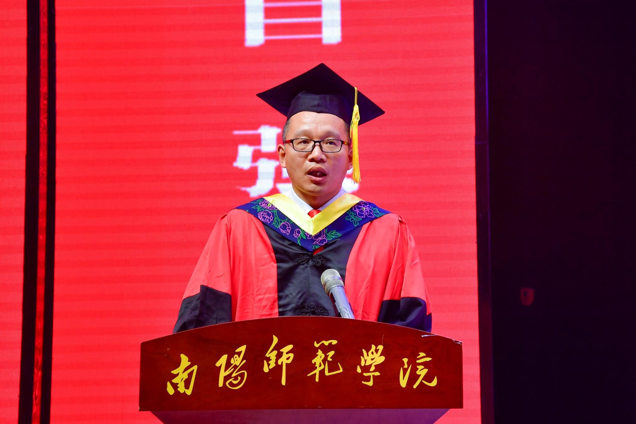 9教师代表、物理与电子工程学院院长朱永胜发言.jpg