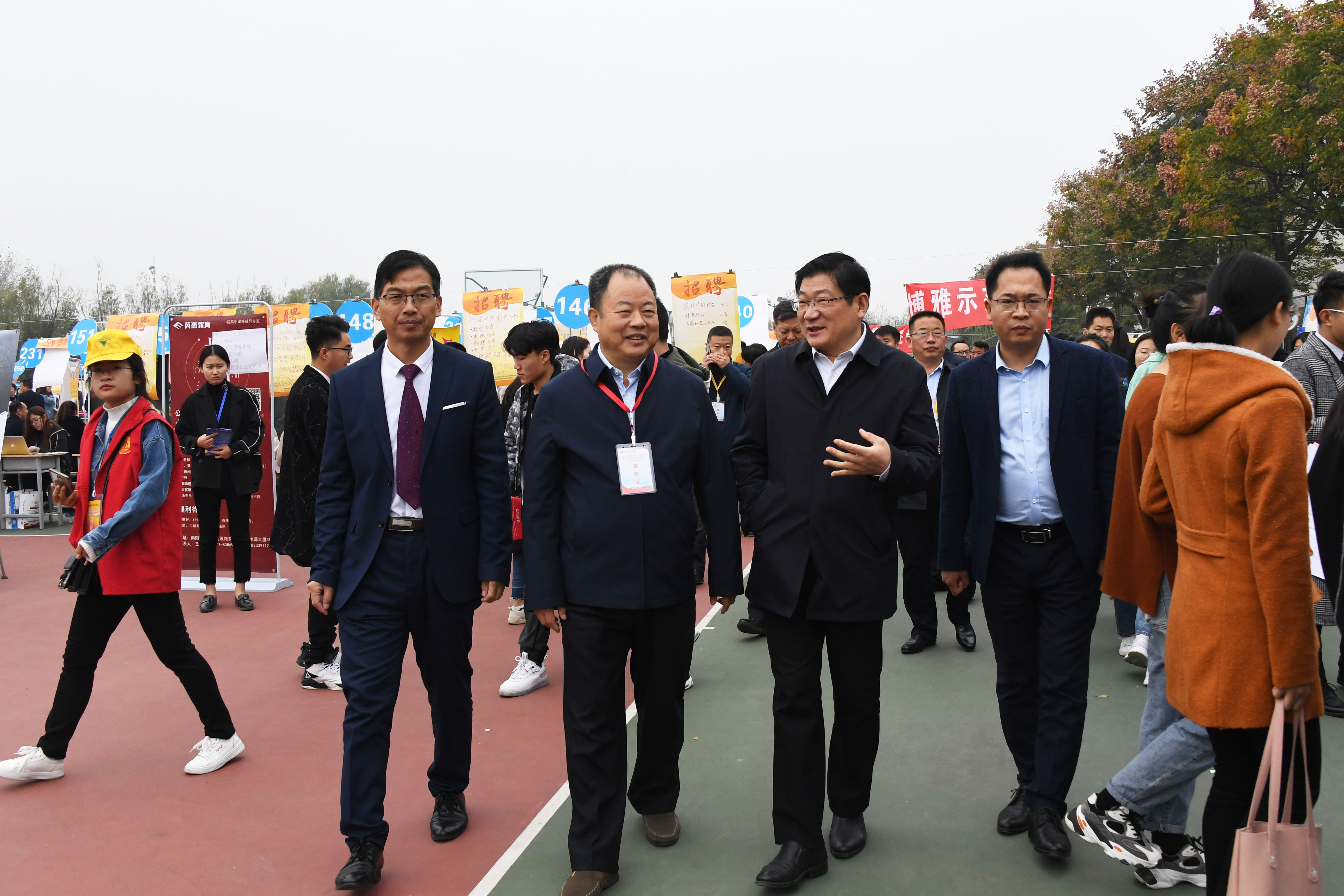 5与会领导深入现场了解招聘会情况.jpg