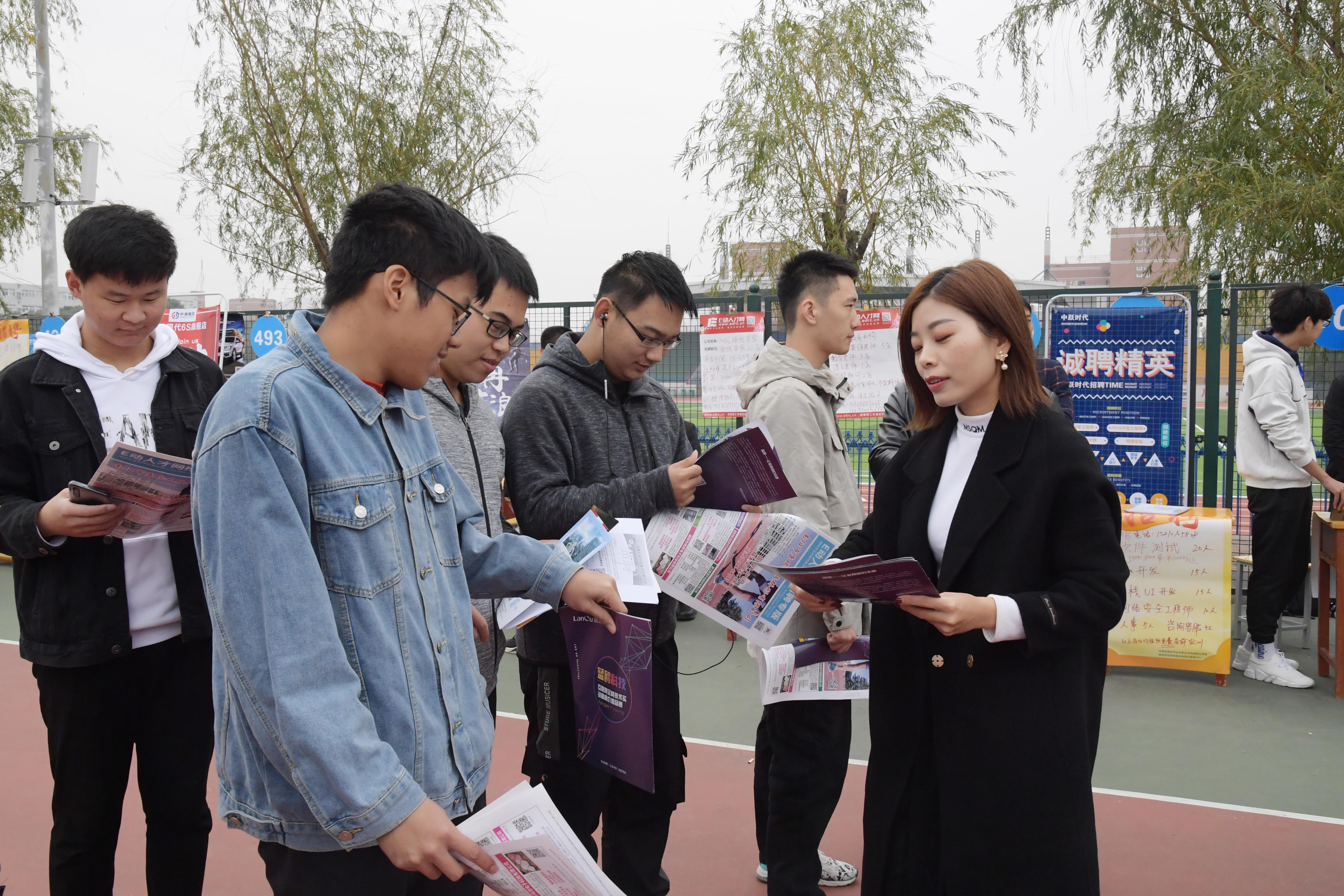 10招聘会现场.JPG