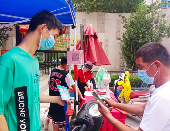 2.李卓繁同学参与疫情防控志愿服务活动.jpg