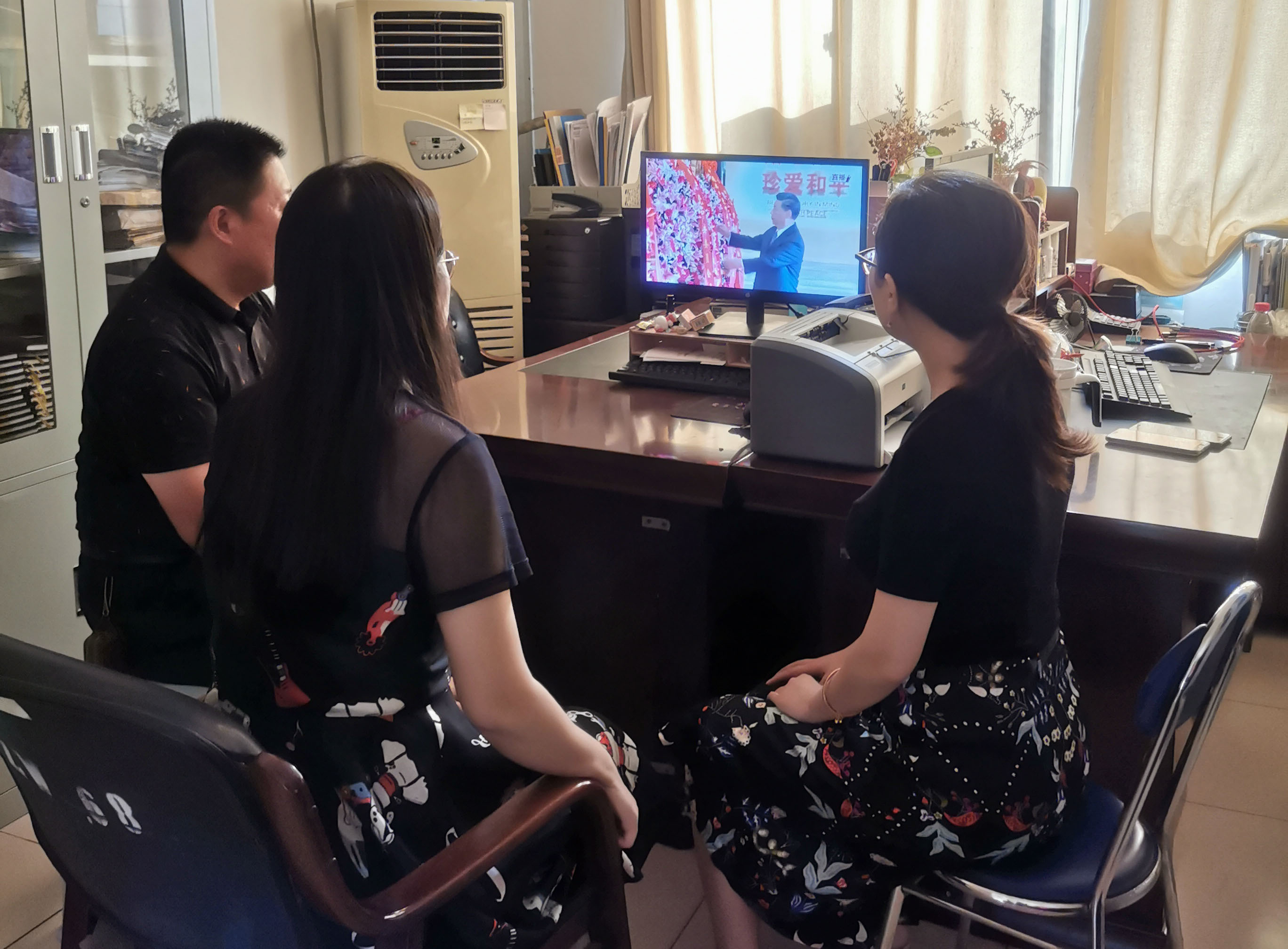 1南阳师范学院师生收看大会盛况并热议习近平总书记讲话精神.jpg