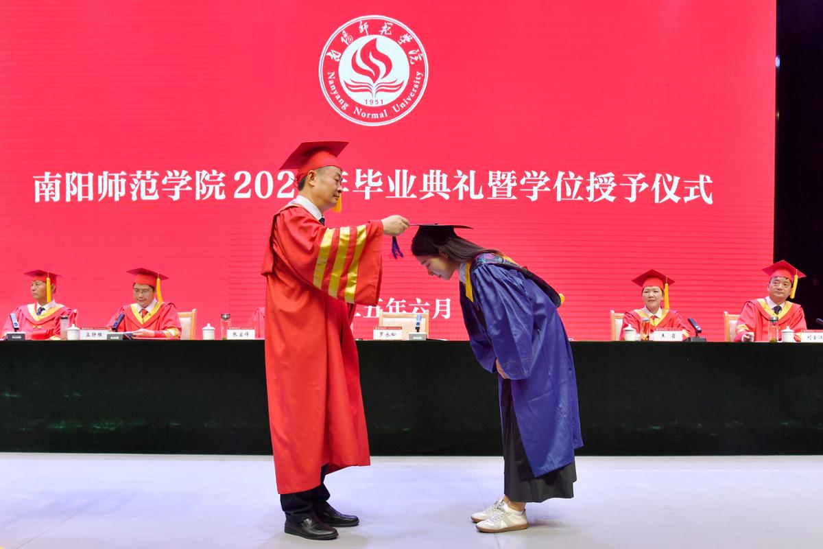 3校长罗永松为2025届毕业生代表颁发学位证书并拨正流苏.JPG