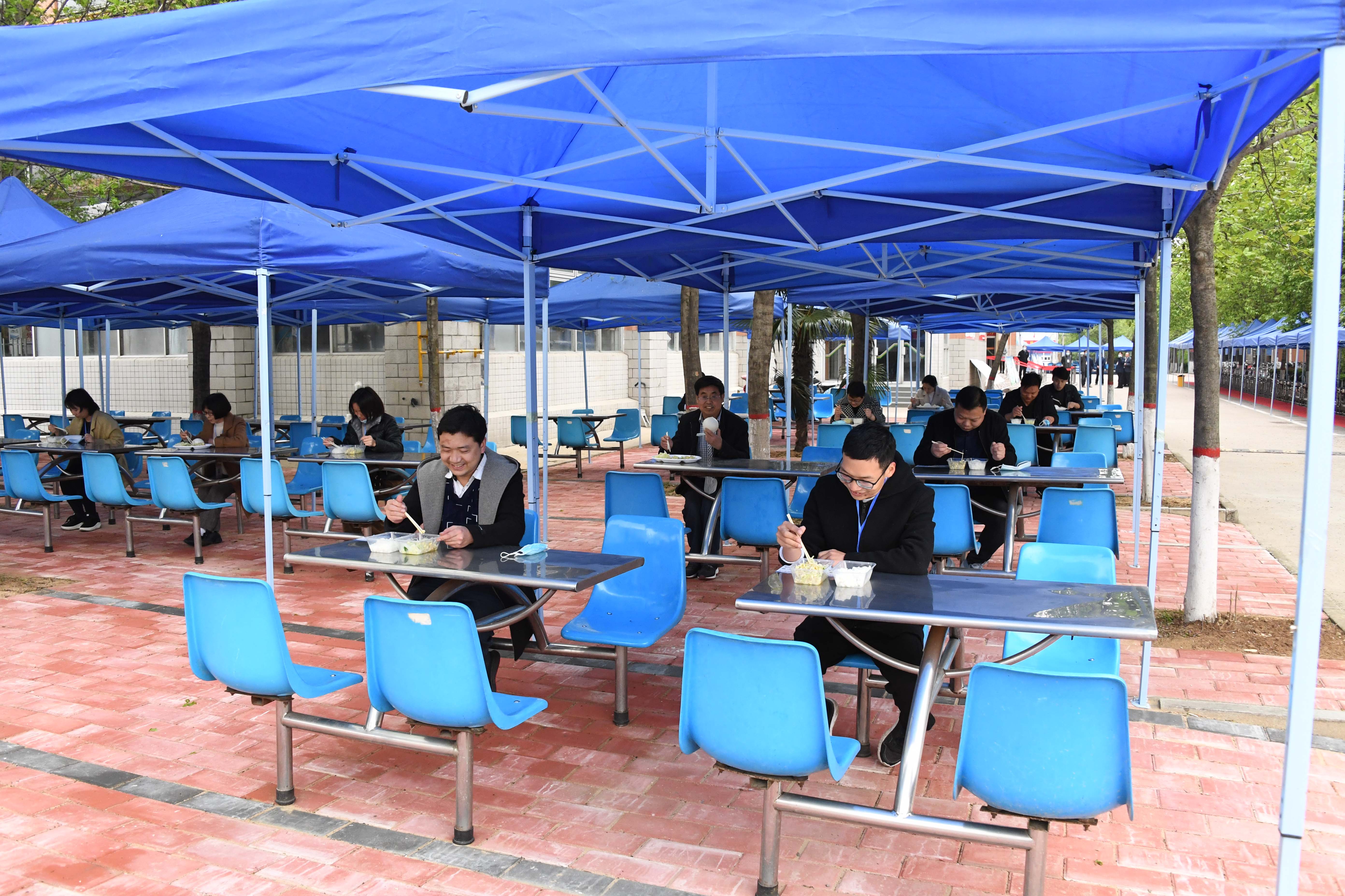 8室外设置就餐区域，单人单桌，同向就座.JPG