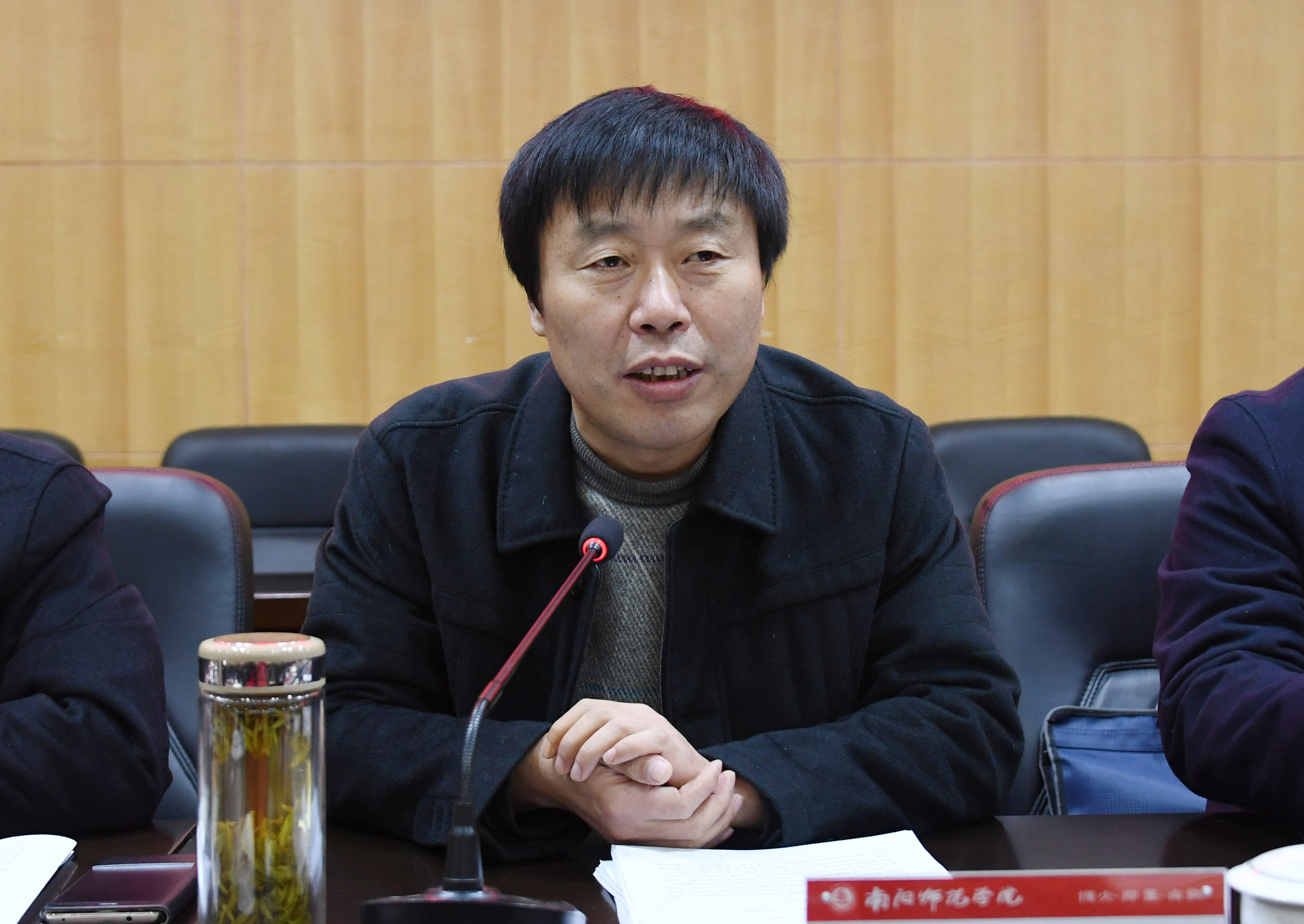 4校党委副书记邵书峰主持会议.JPG