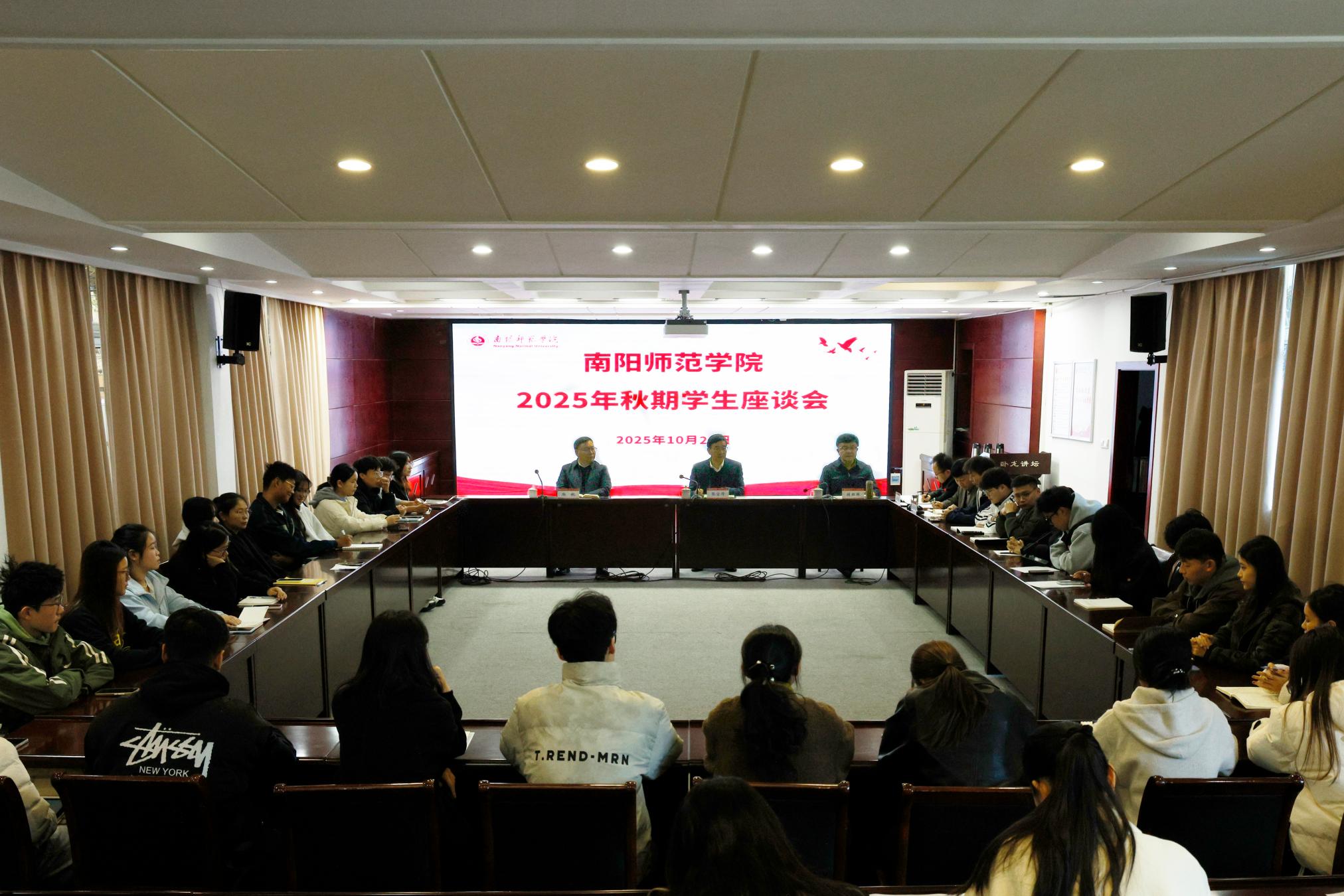座谈会1.jpg