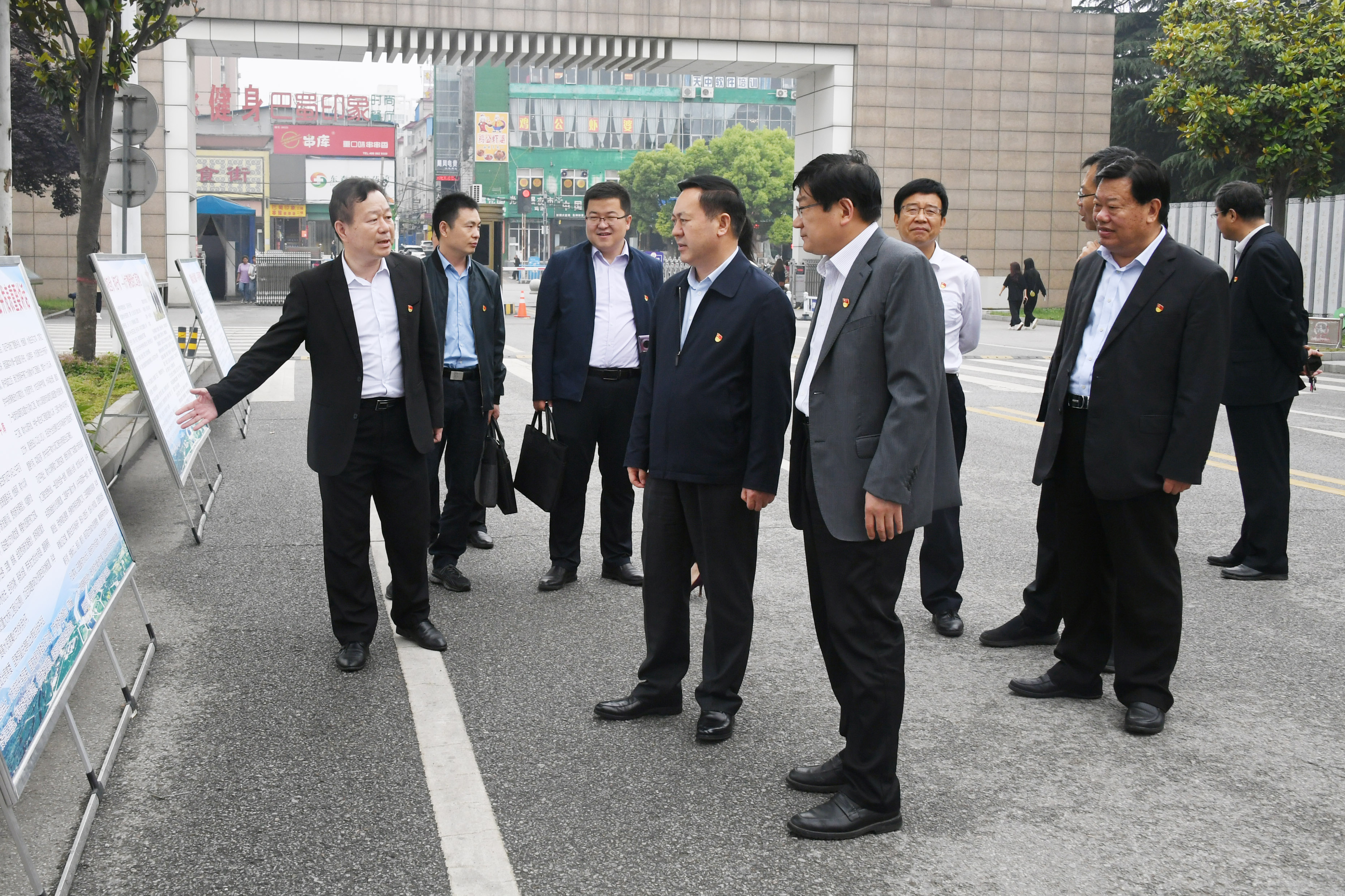 4实地查看学习教育专题展板.jpg