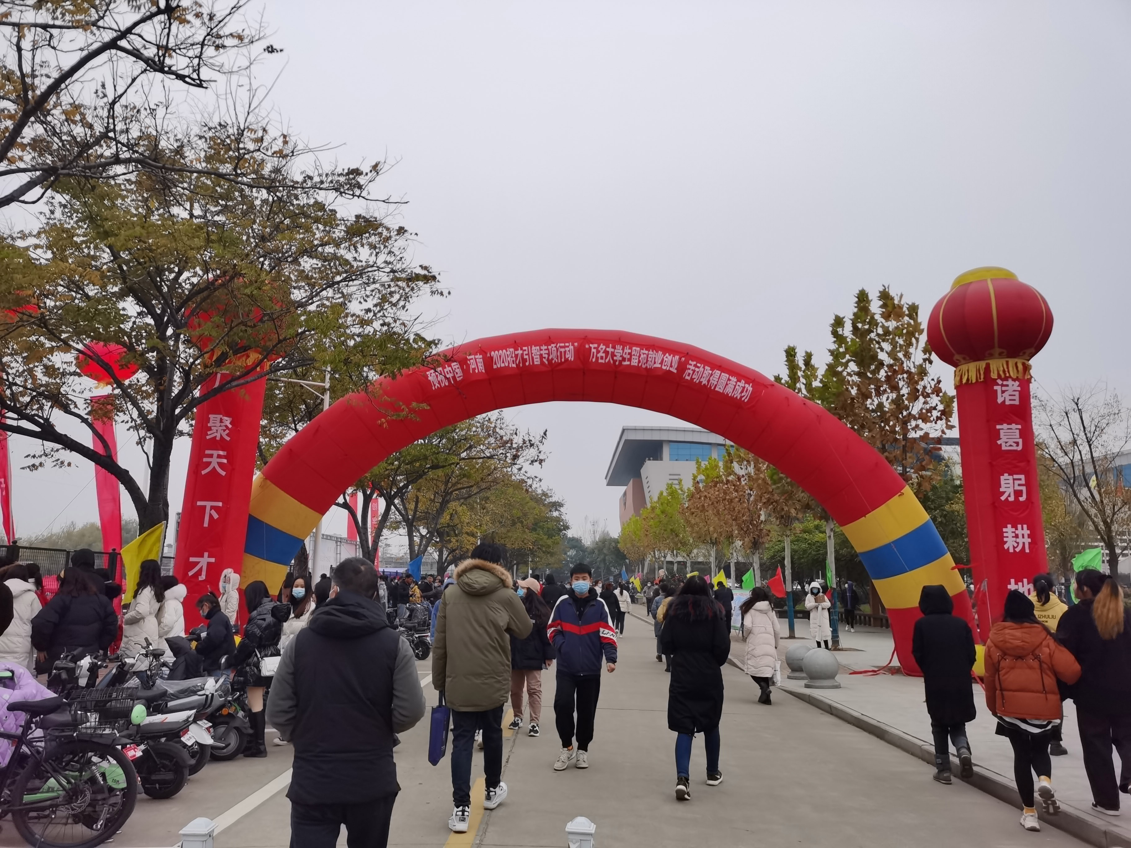 7就业双选会现场.jpg
