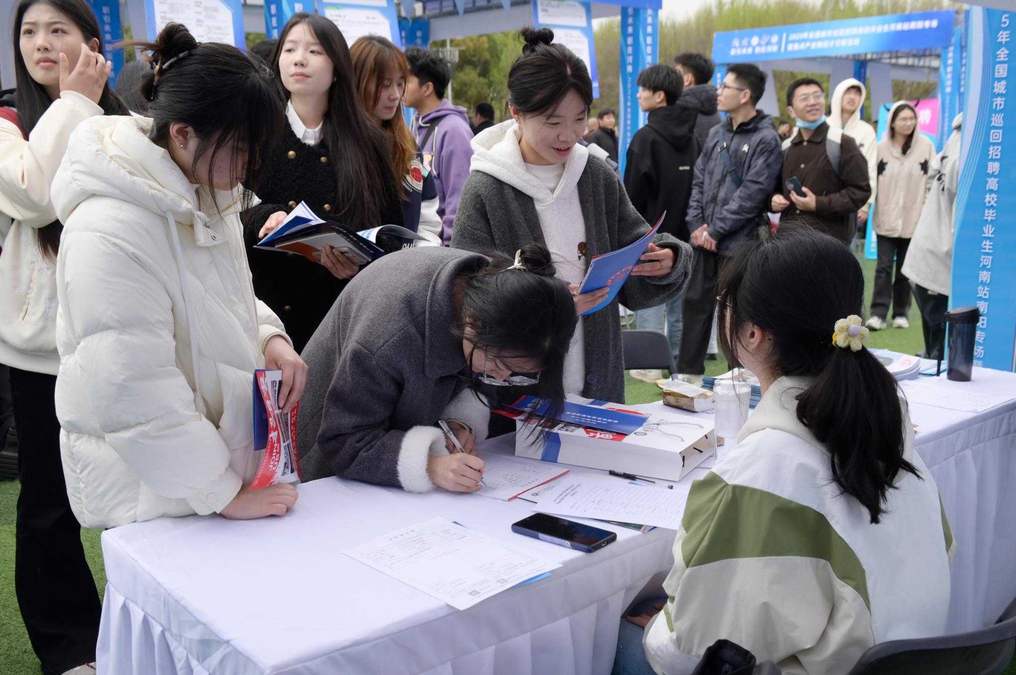8双选会现场.jpg