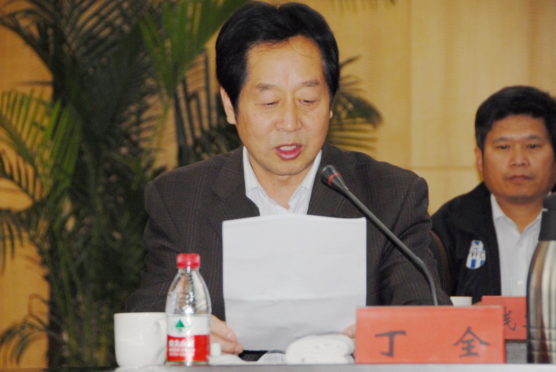 4工会席丁全作了关于《南阳师范学院教职工代表大会实施办法》（草案）修订的说明。.jpg
