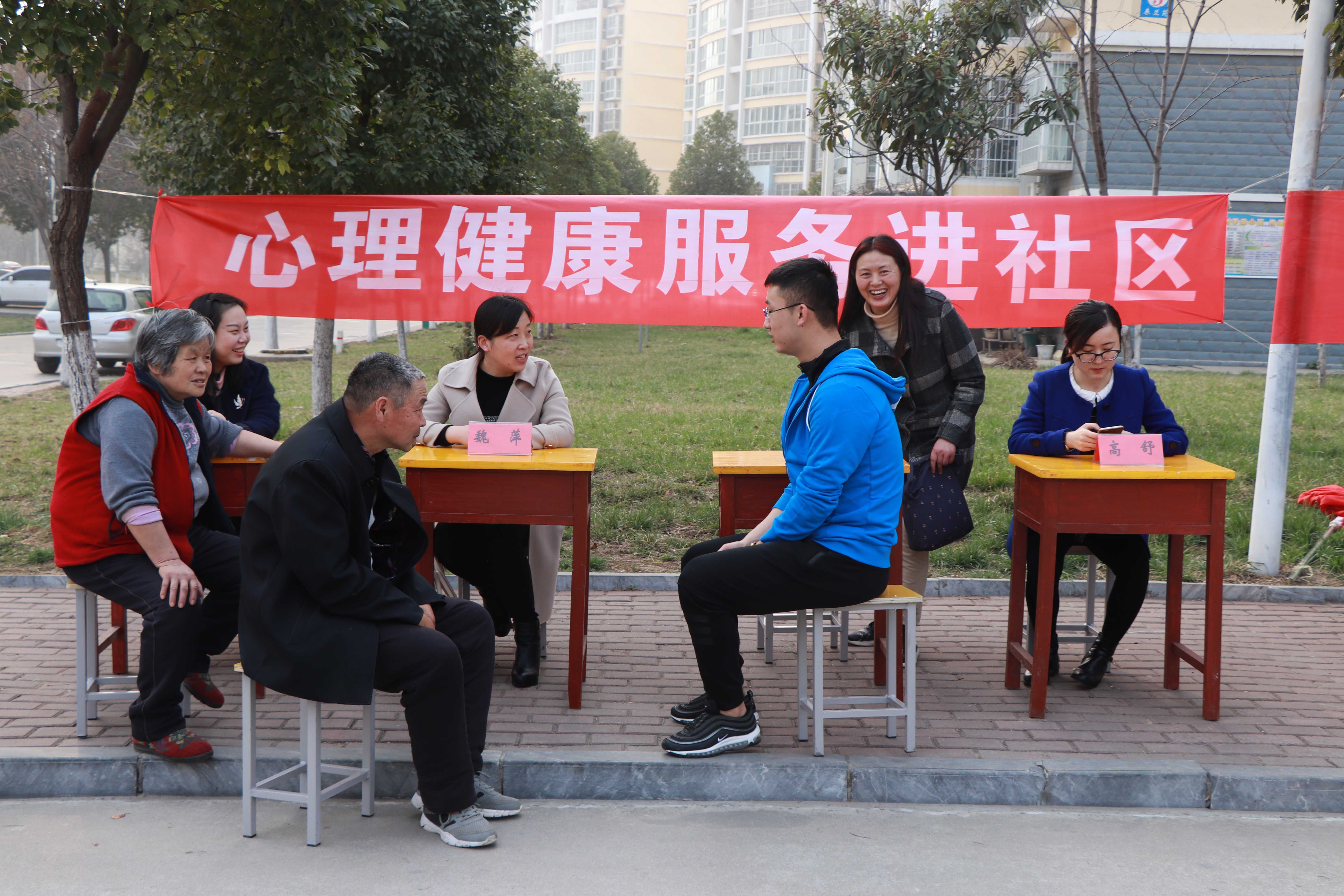 5心理健康教育中心的志愿者义务进行心理问题咨询.jpg