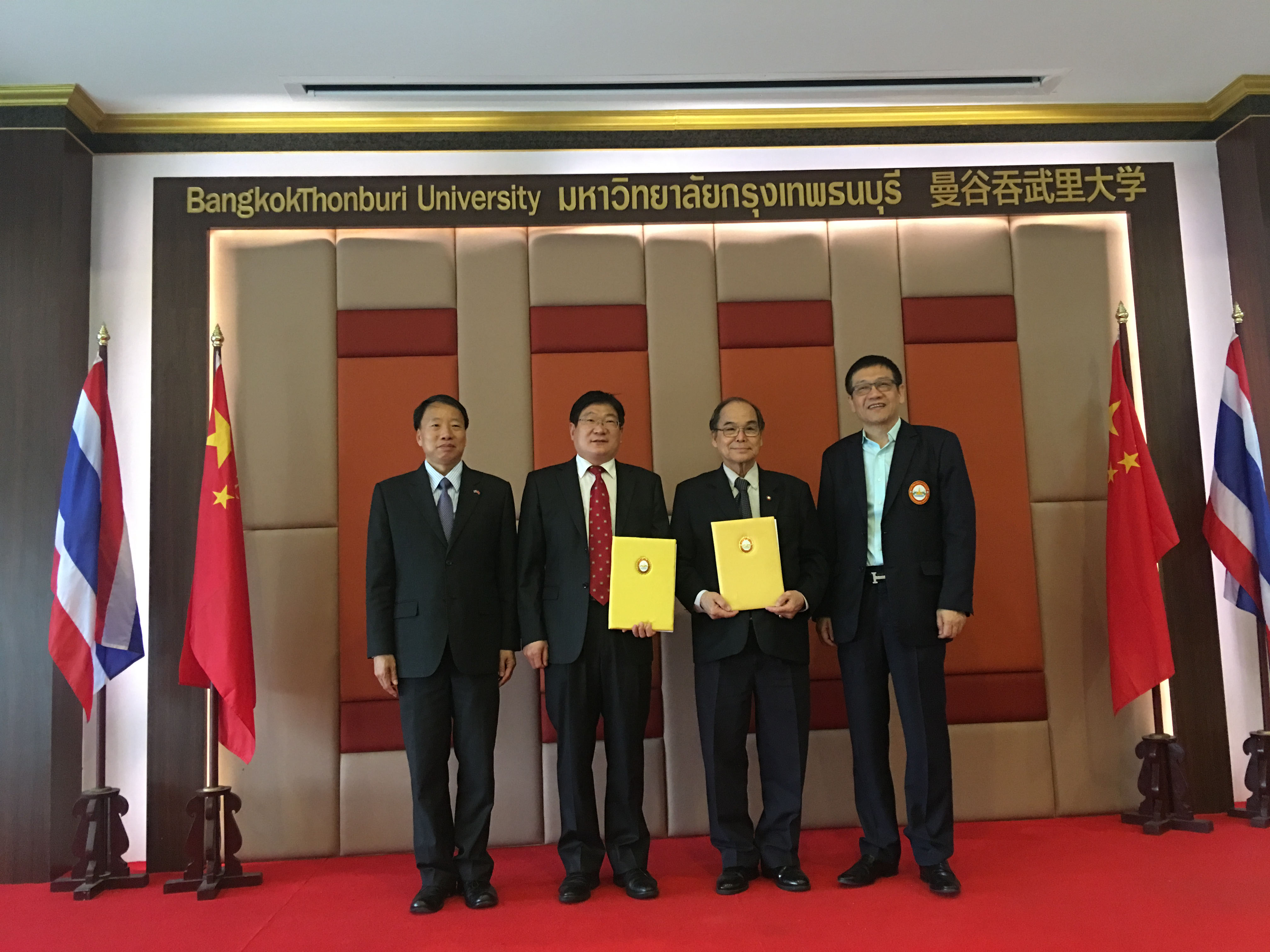 4左起：中华人民共和国驻泰国大使馆前侨务参赞方文国，南阳师范学院校长卢志文、吞武里大学副校长沈猜荣、助理校长林栩签约后合影.jpg