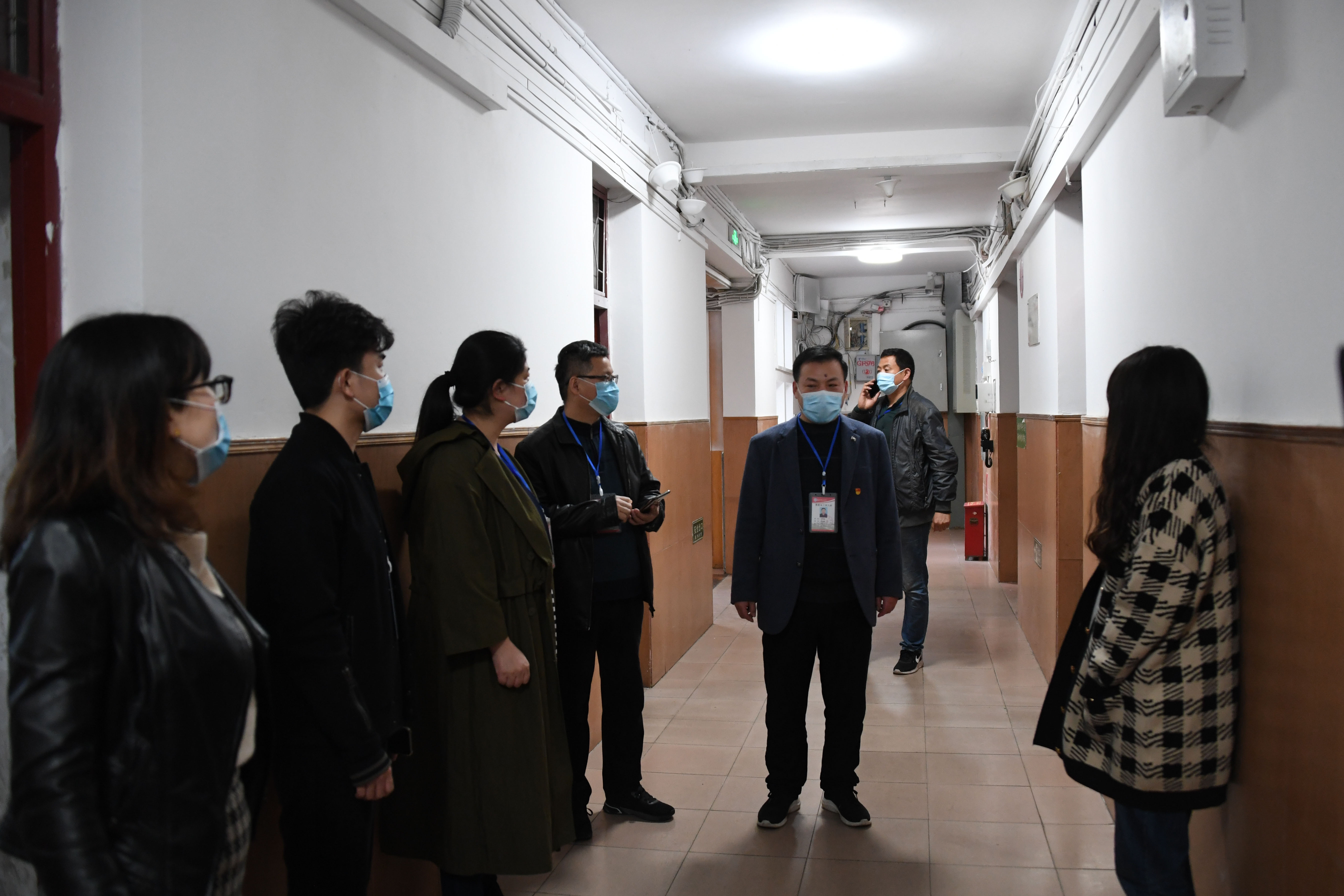 2楼层长、楼长、学生处人员到达现场后立即进行详细询问并指导学生进行复测体温.JPG