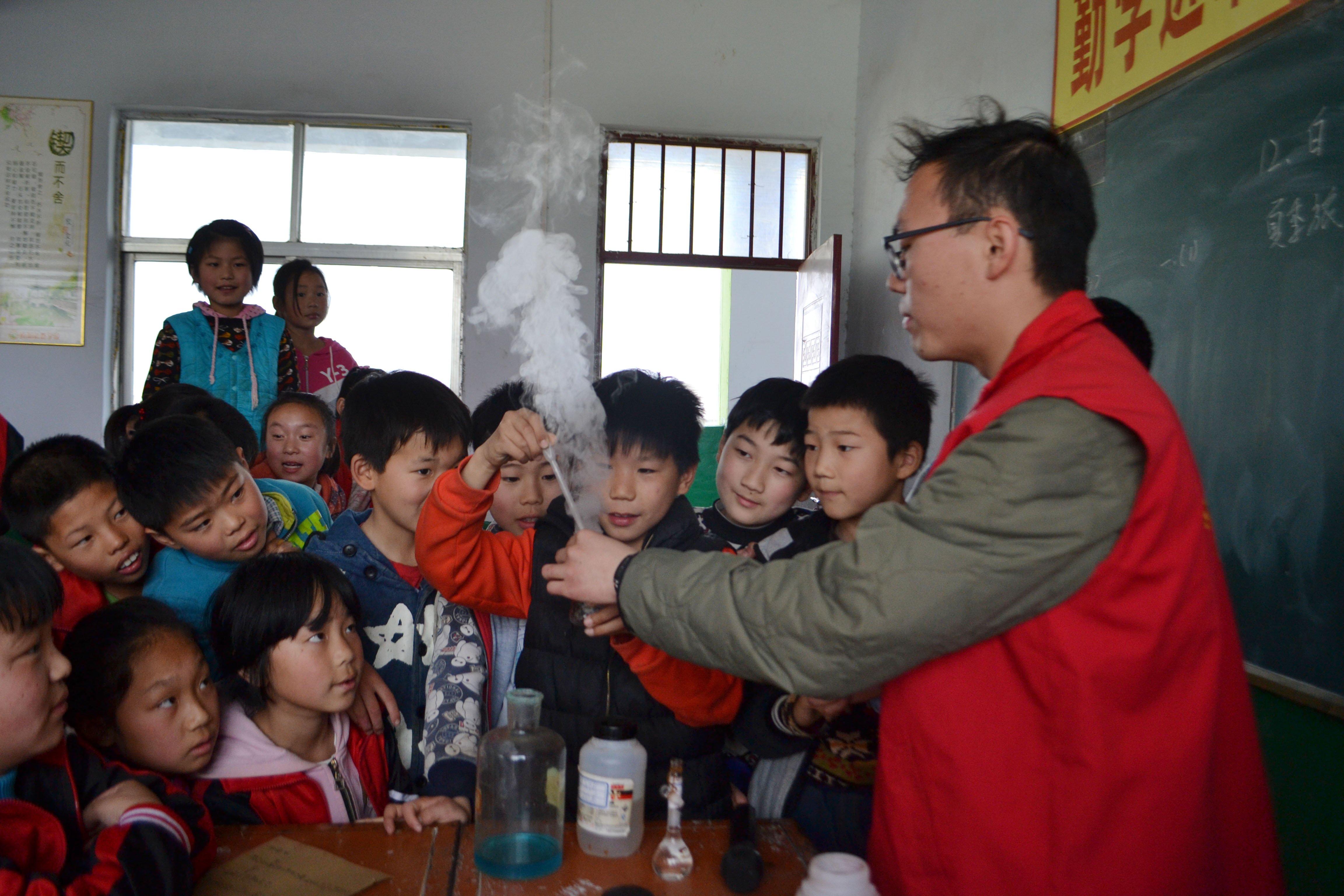 我校学雷锋志愿服务活动蓬勃开展六