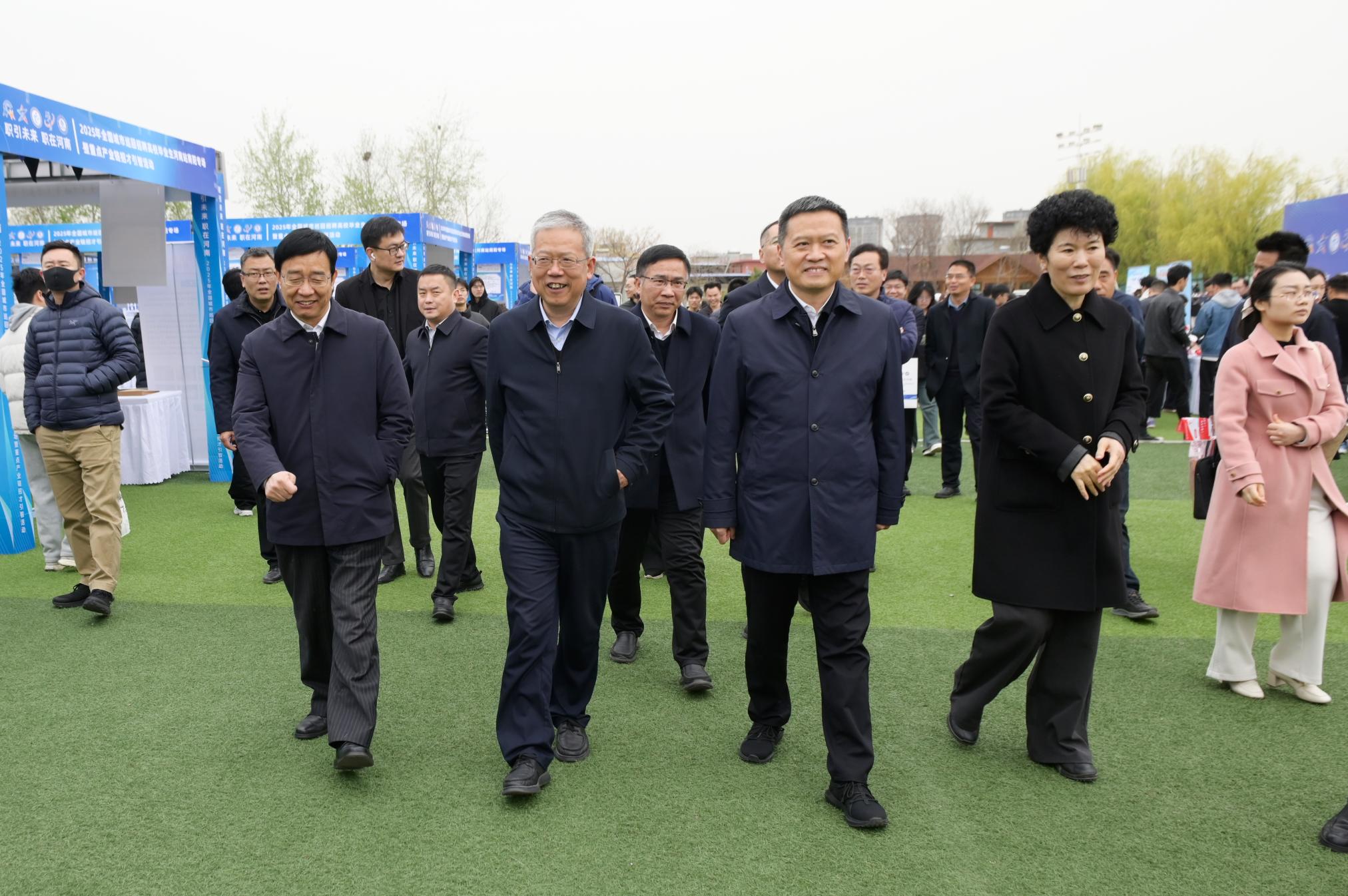 3双选会现场.jpg