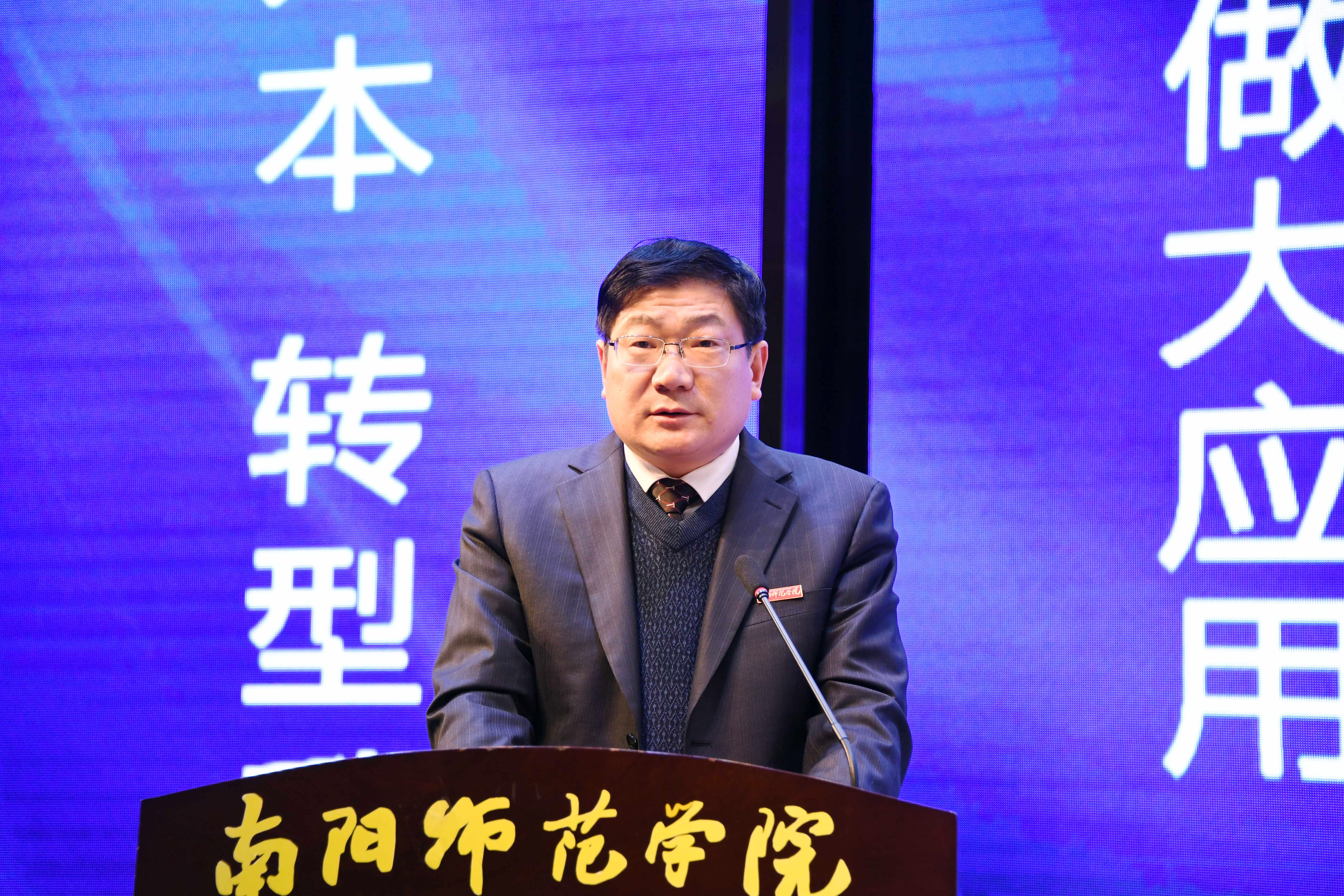6校长卢志文代表学校作表态发言.JPG