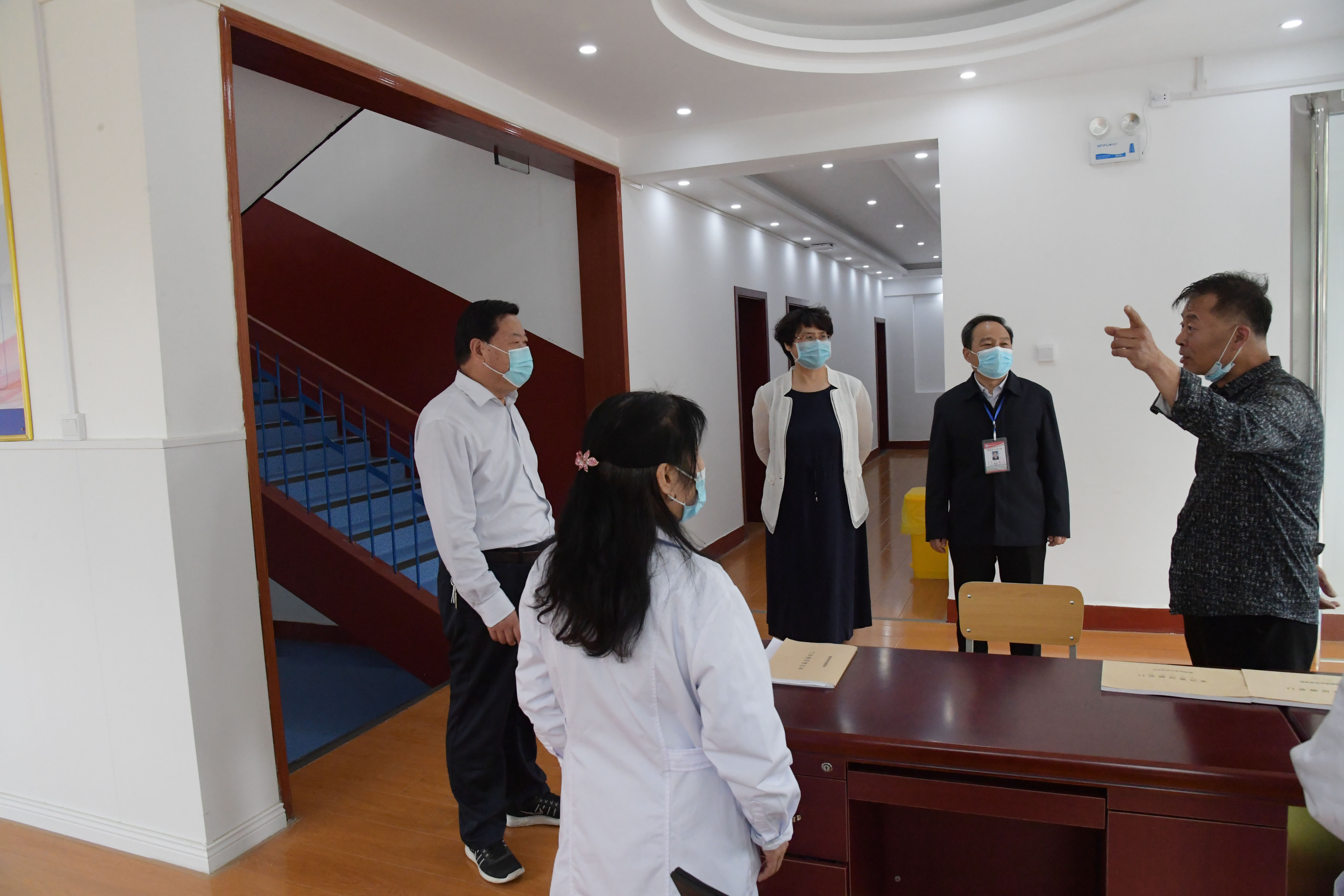 4校领导一行查看校医院物资储备情况及隔离区设置情况.JPG