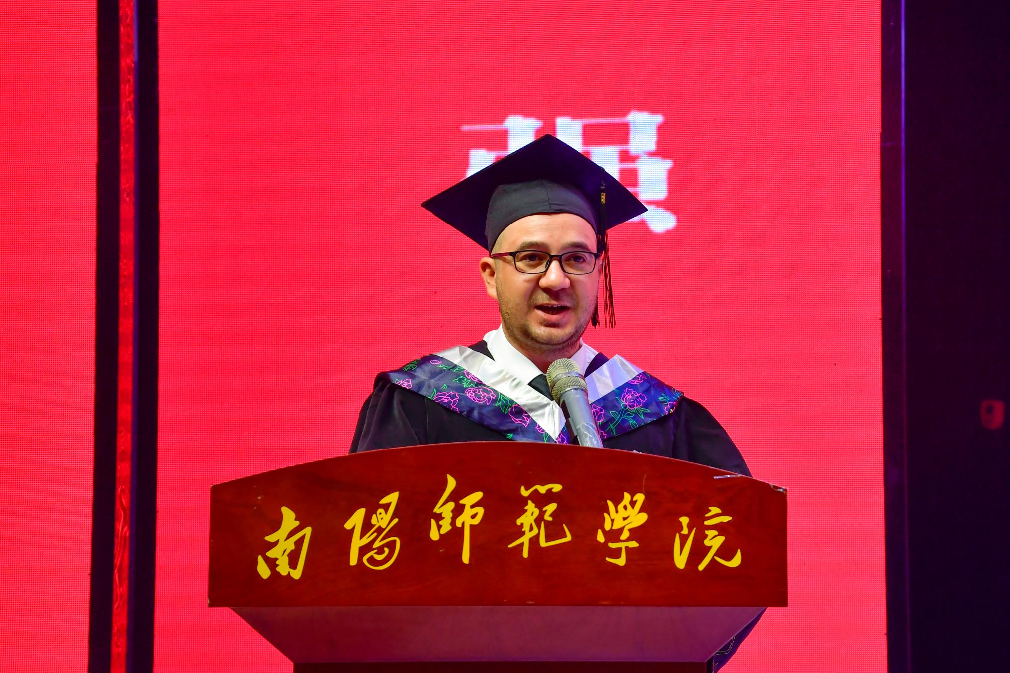 12来华留学本科毕业生代表哈桑发言.jpg