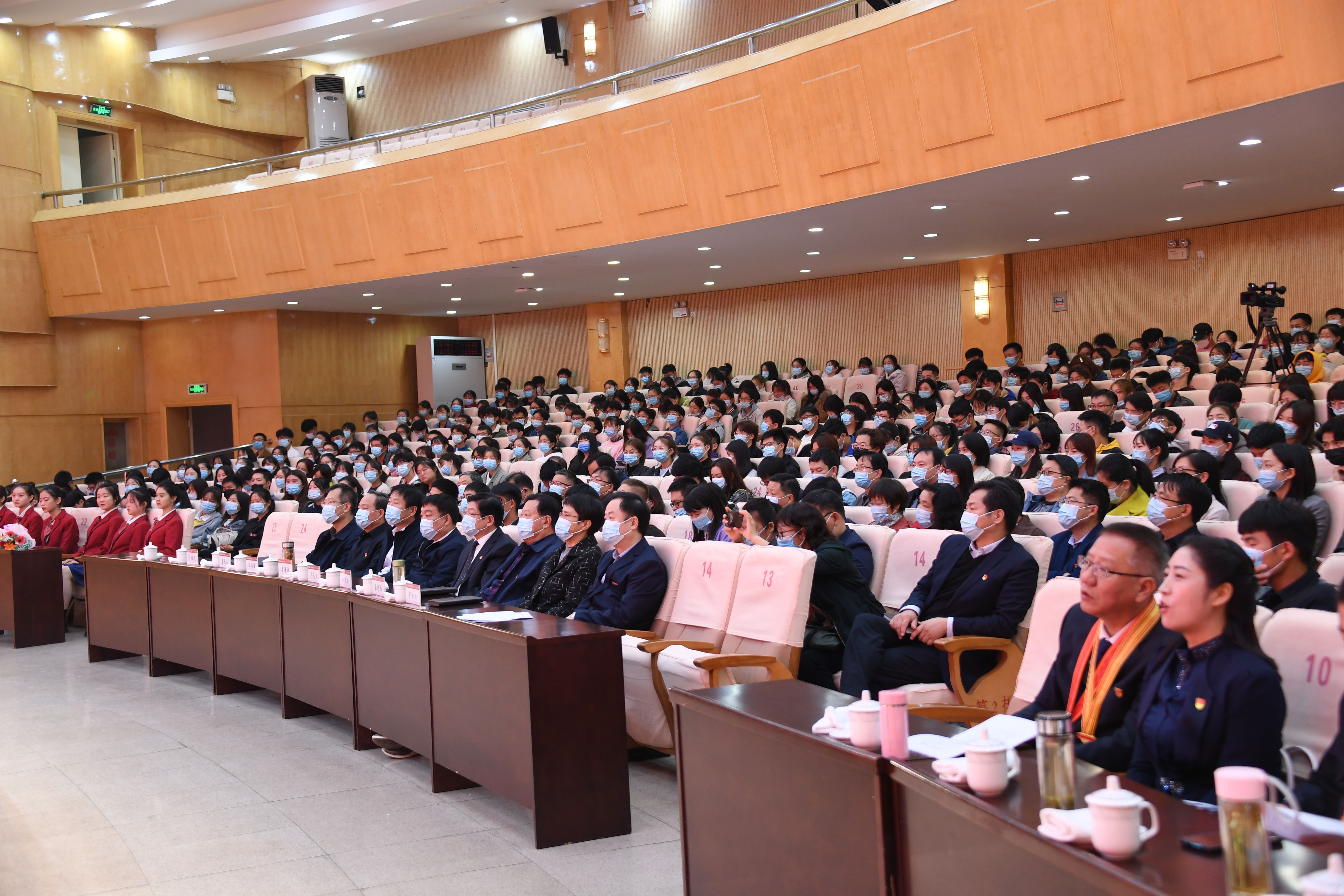 15报告会现场.JPG