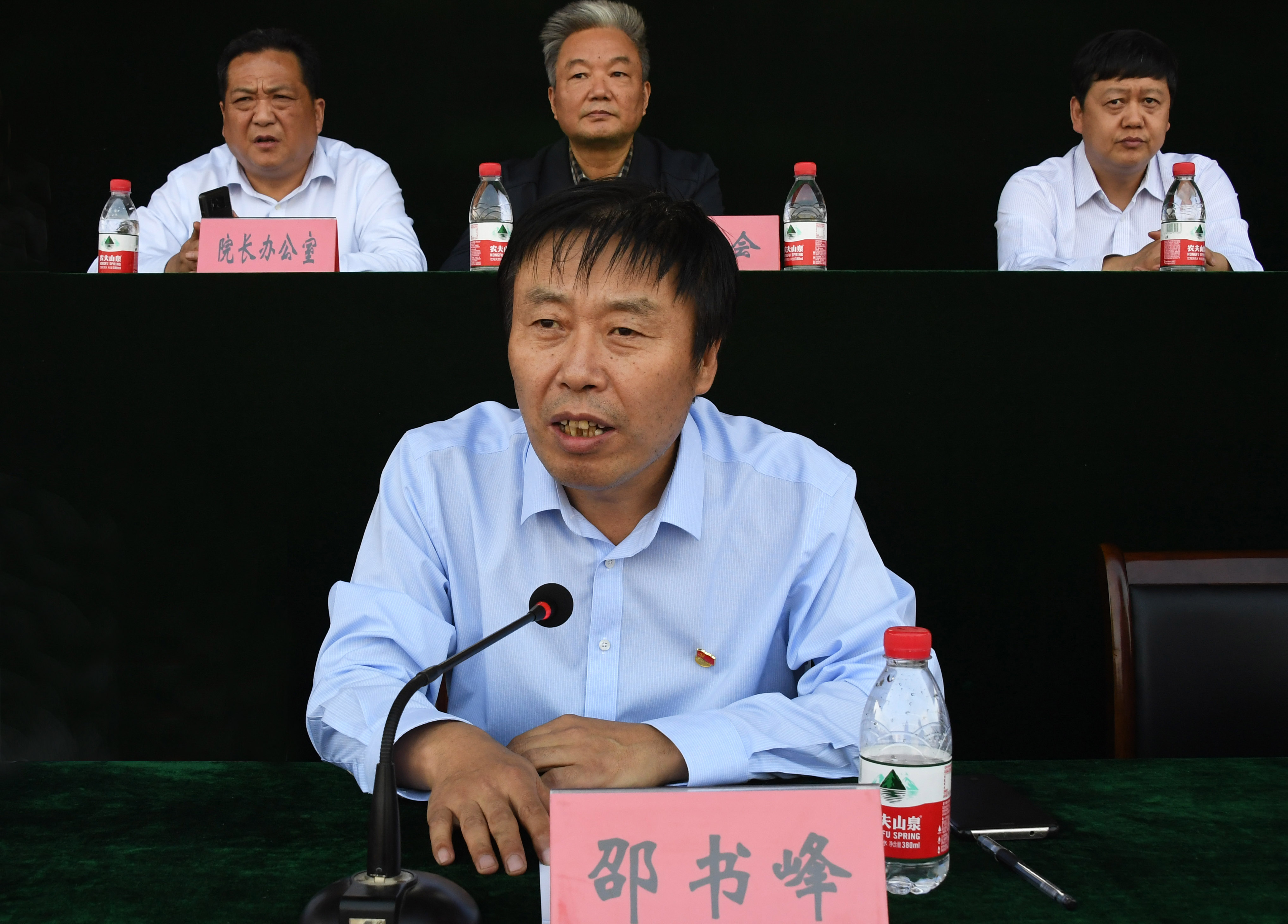 13校党委副书记邵书峰宣读《南阳师范学院关于表彰“十佳教官”的决定》.jpg