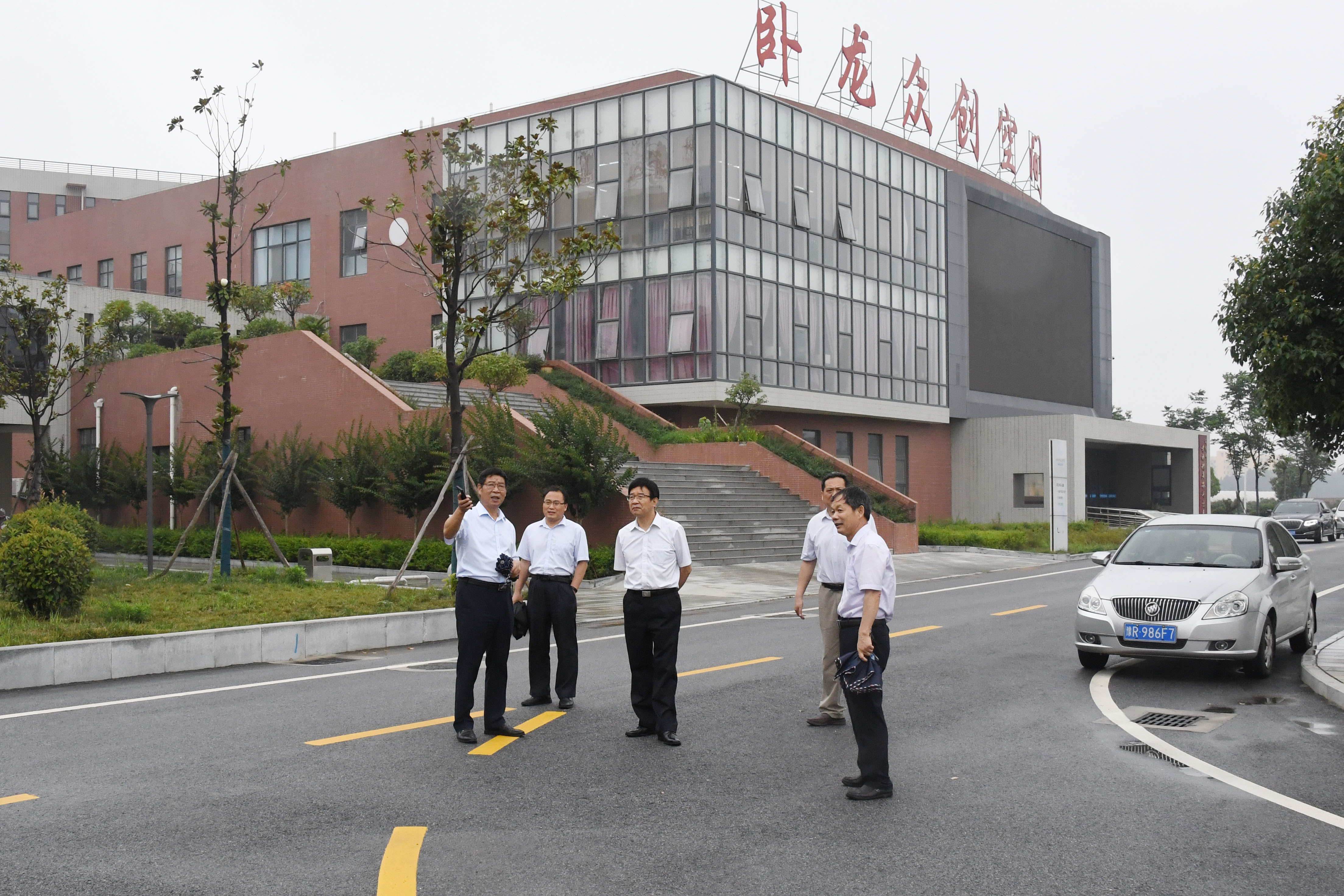 4校长张宝锋考察走访校园.JPG