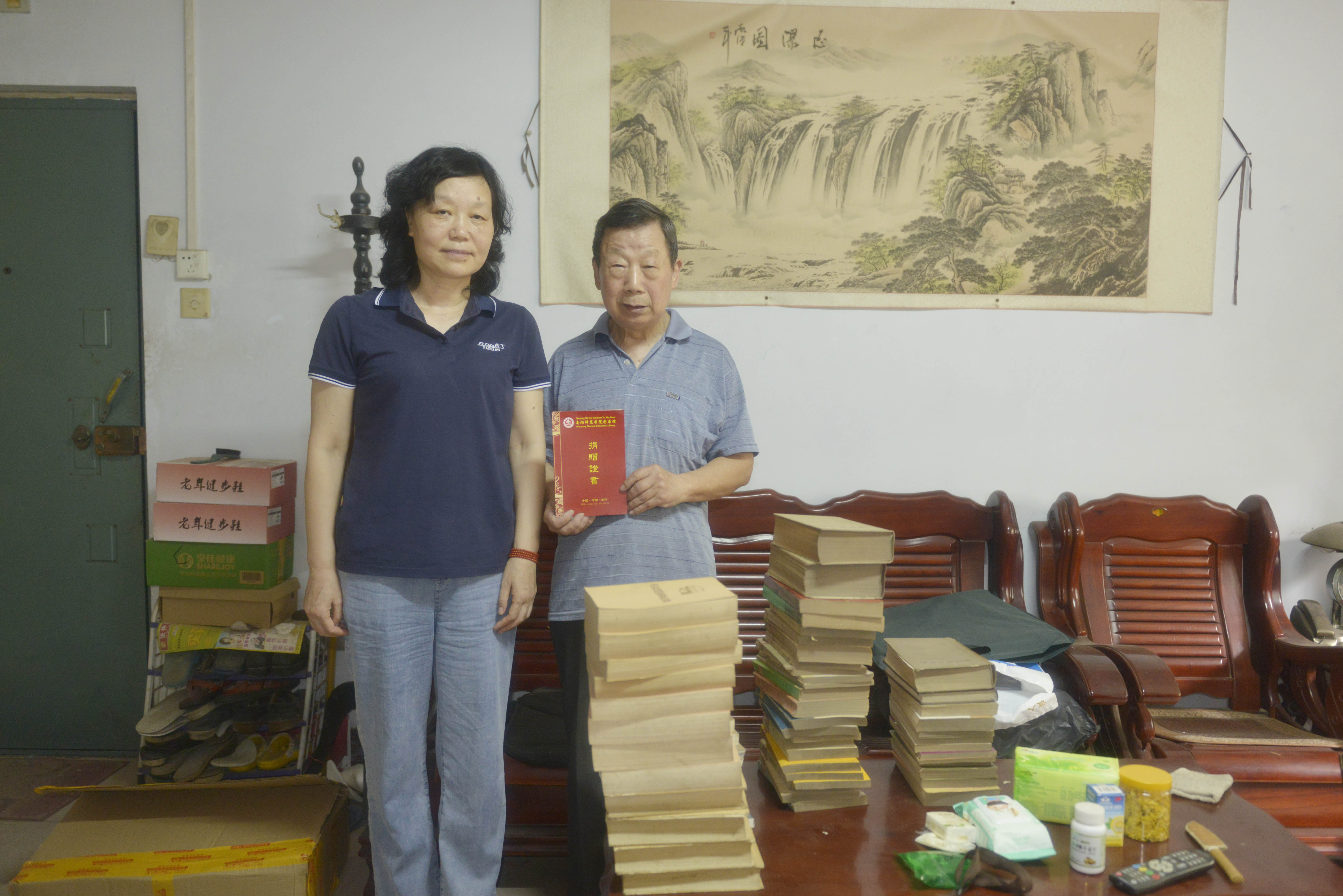 1.图书馆副馆长贾虹在刘文泰家中接受捐赠并颁发捐赠证书.jpg