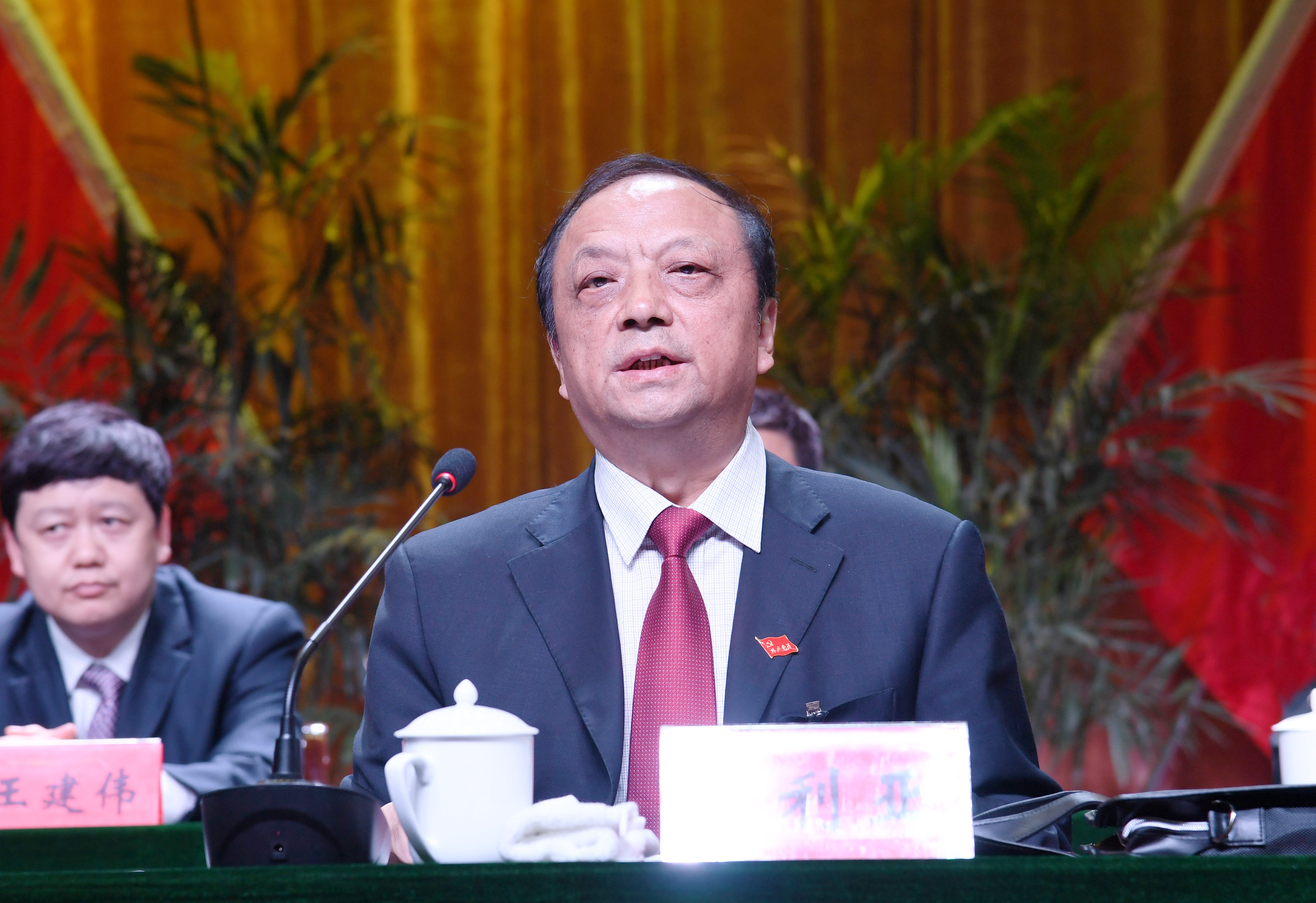 4王利亚主持闭幕式.jpg