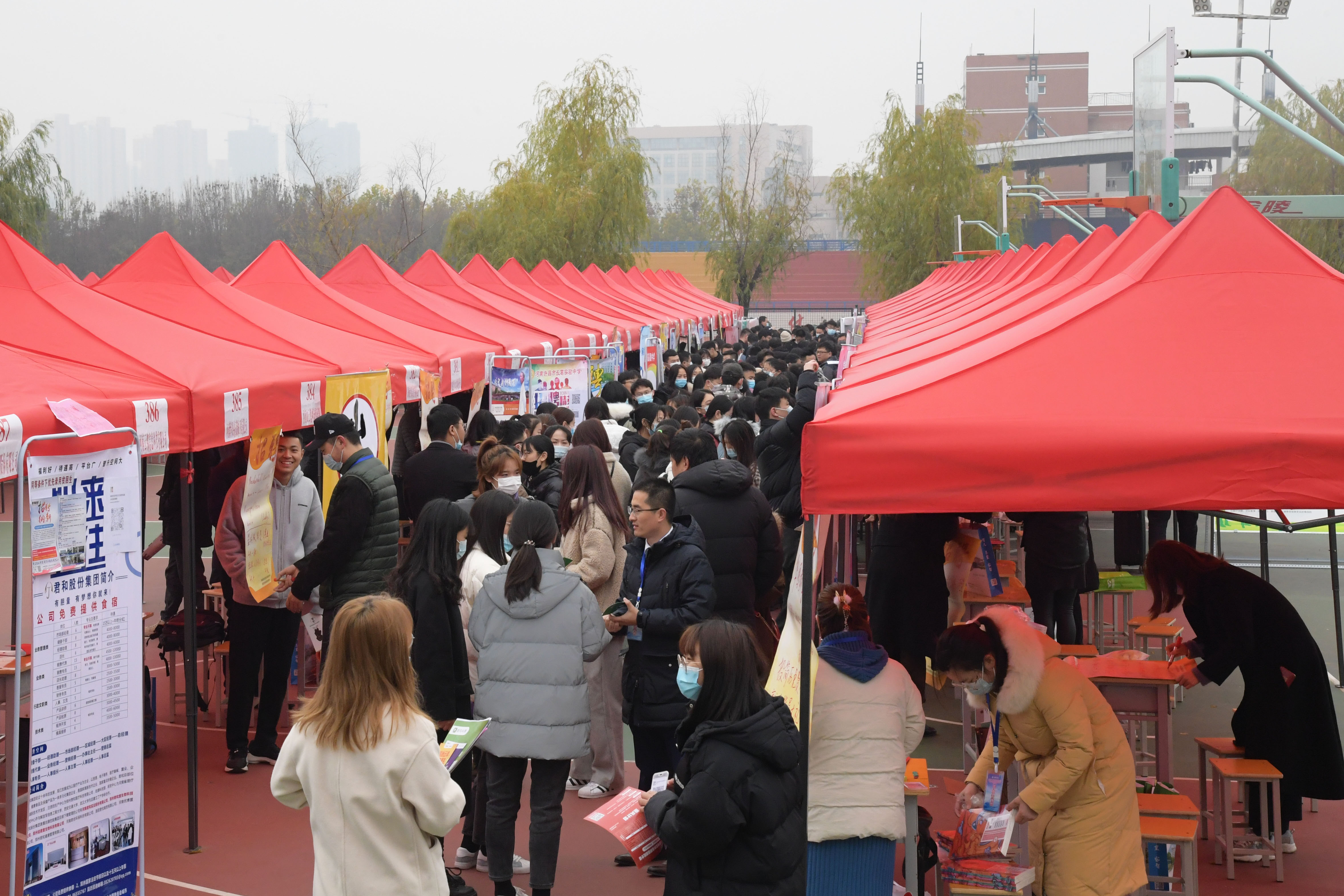 8就业双选会现场.jpg