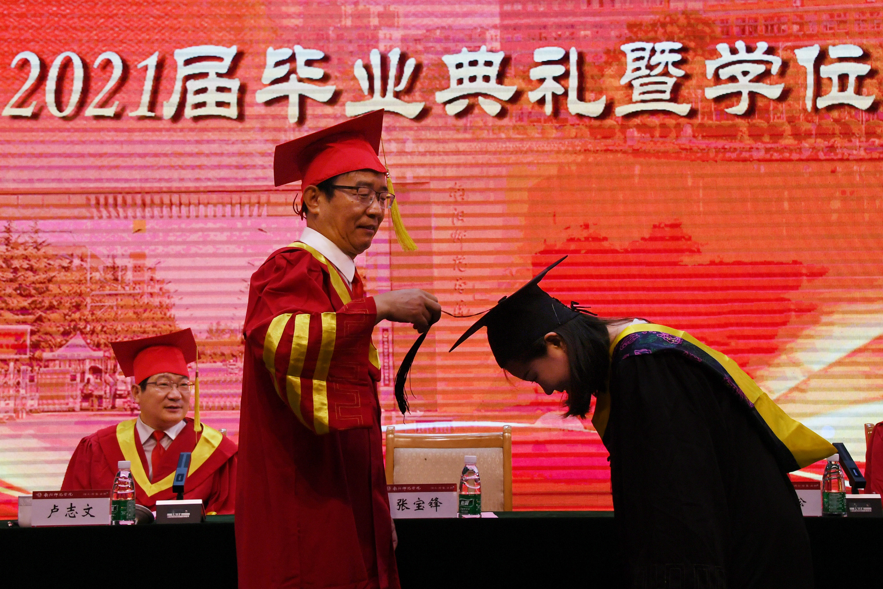 3.校长张宝锋为毕业生正冠拨苏.jpg