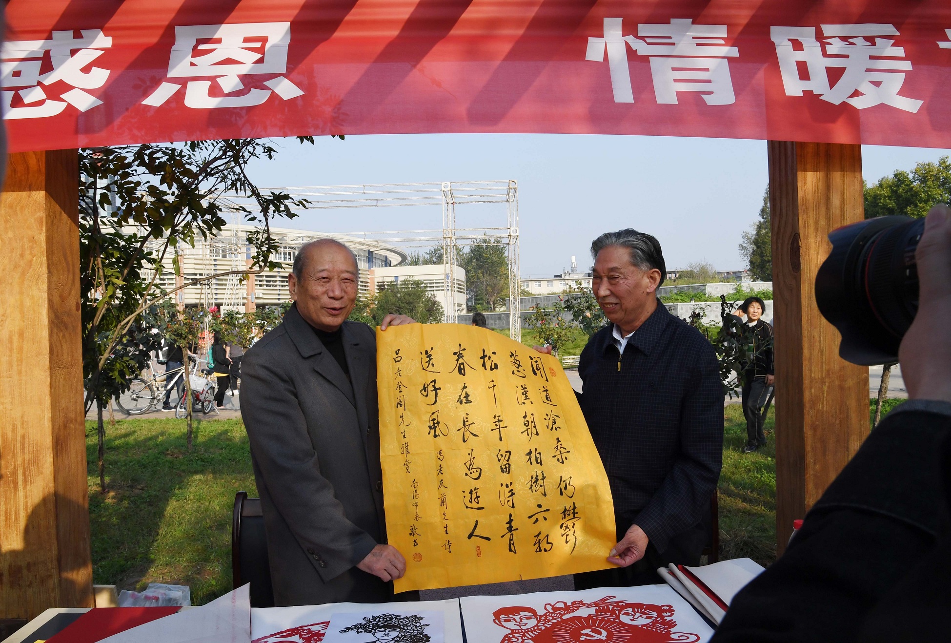 10南阳师院退休教师聂振弢现场向吕登阁先生赠送书法作品.jpg