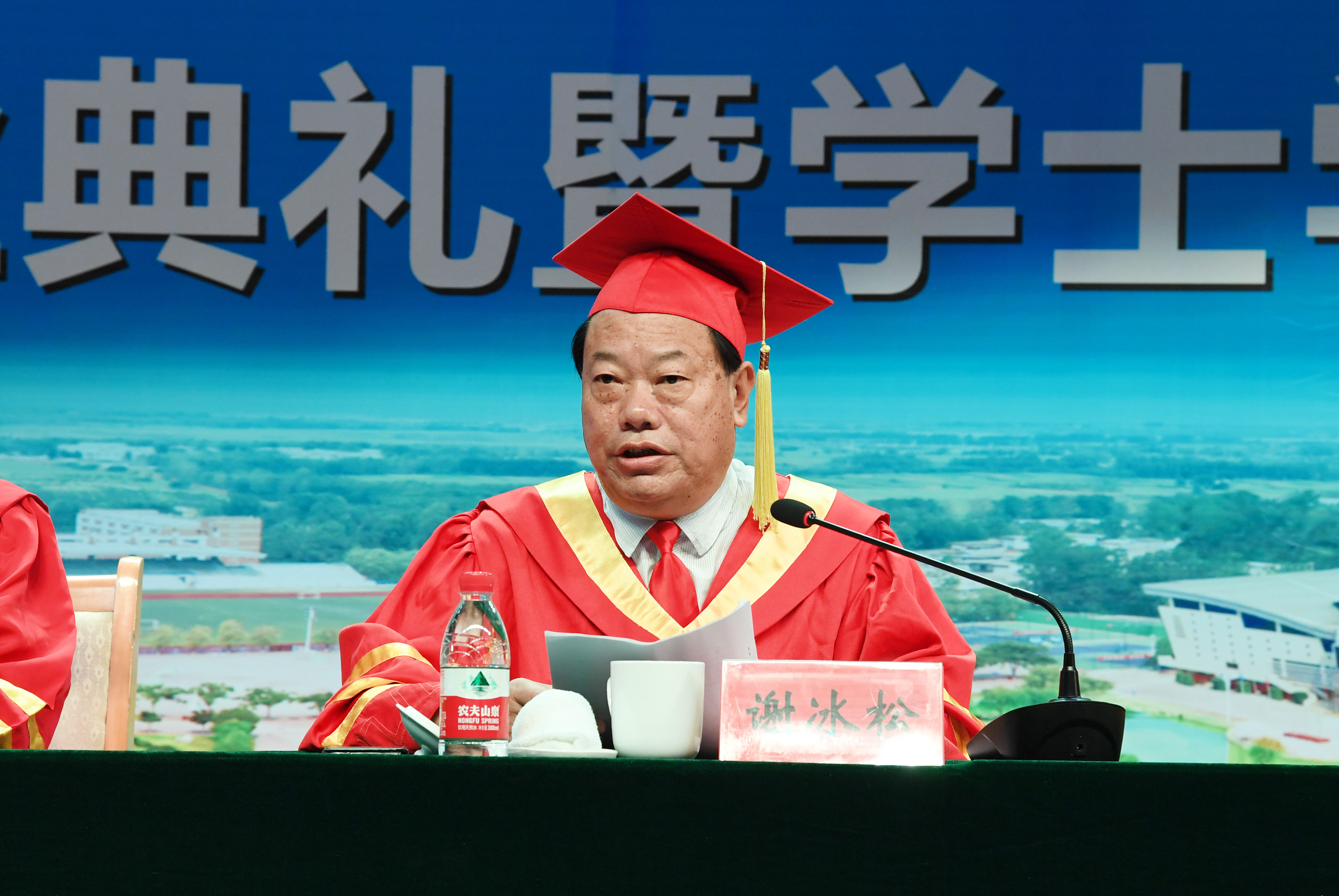 5副校长谢冰松宣读《南阳师范学院关于表彰2017年优秀应届毕业生的决定》.JPG