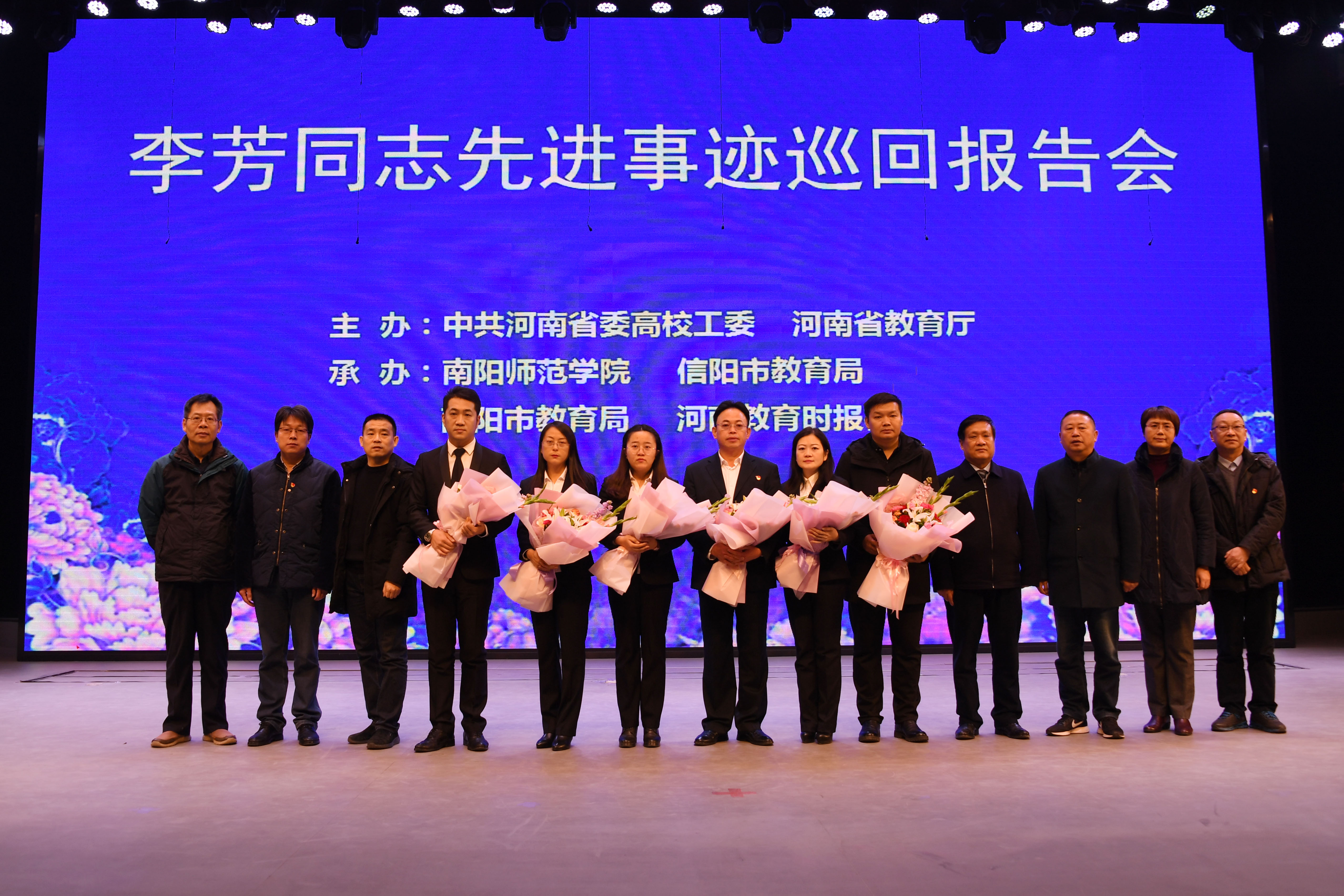 9报告会现场.JPG