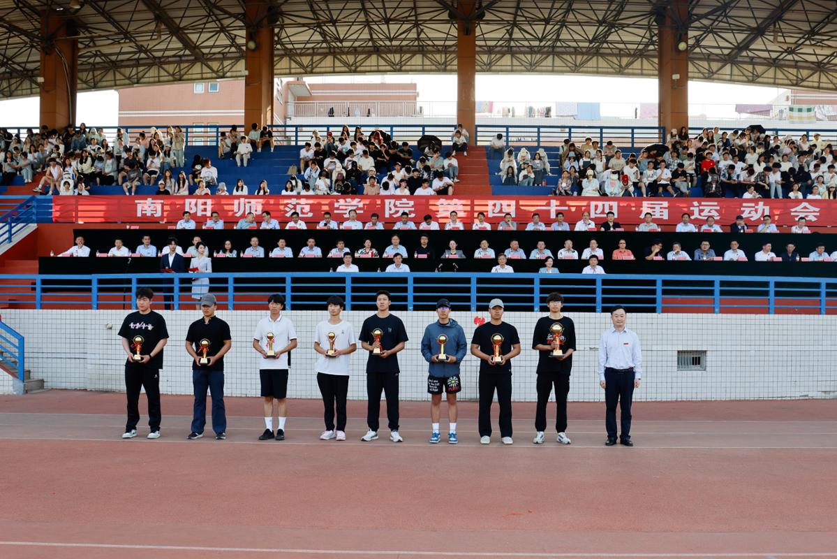 2校长罗永松为甲组团体总分前八名代表队颁奖.JPG