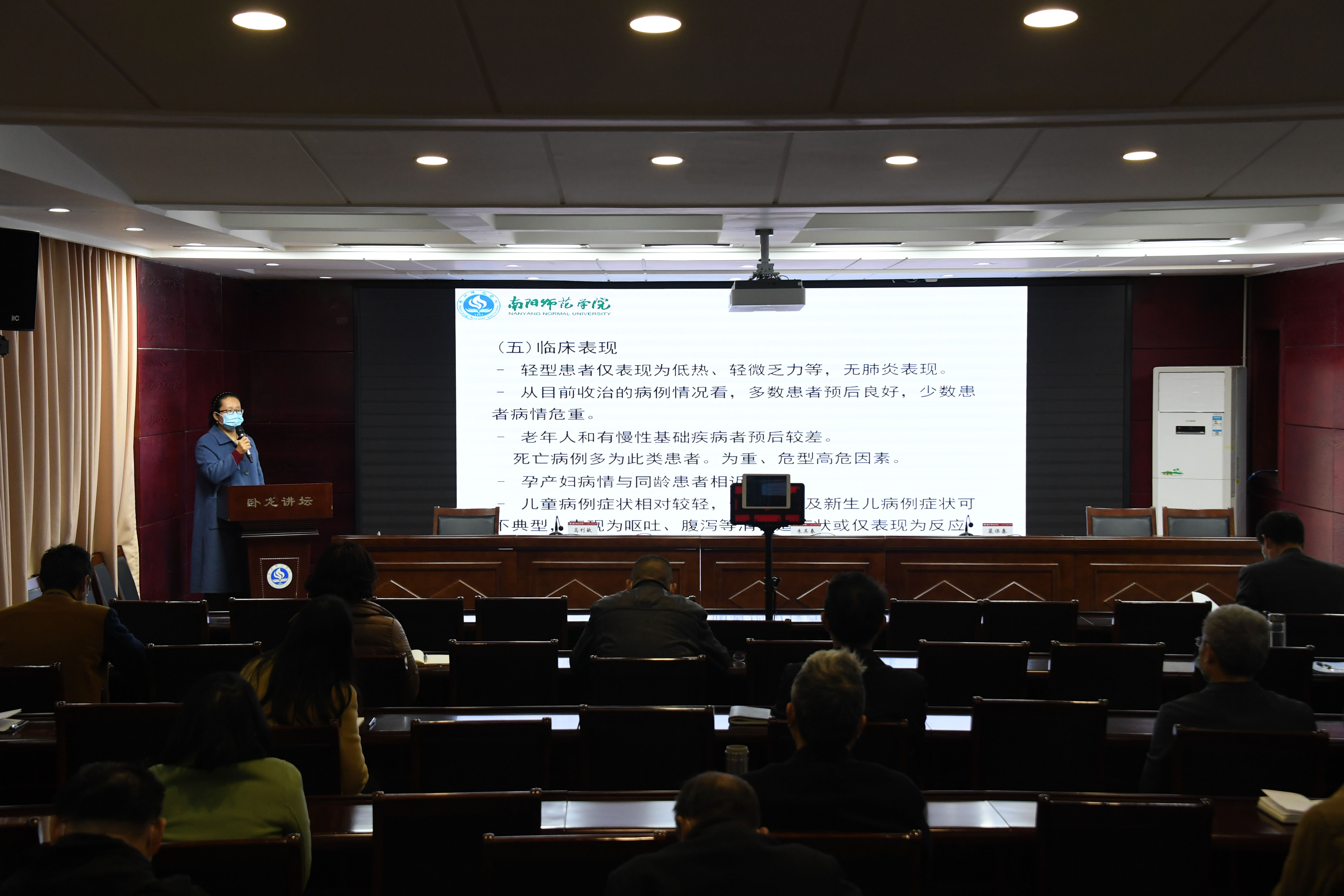 3校医院高利敏医生作疫情防控知识培训.JPG
