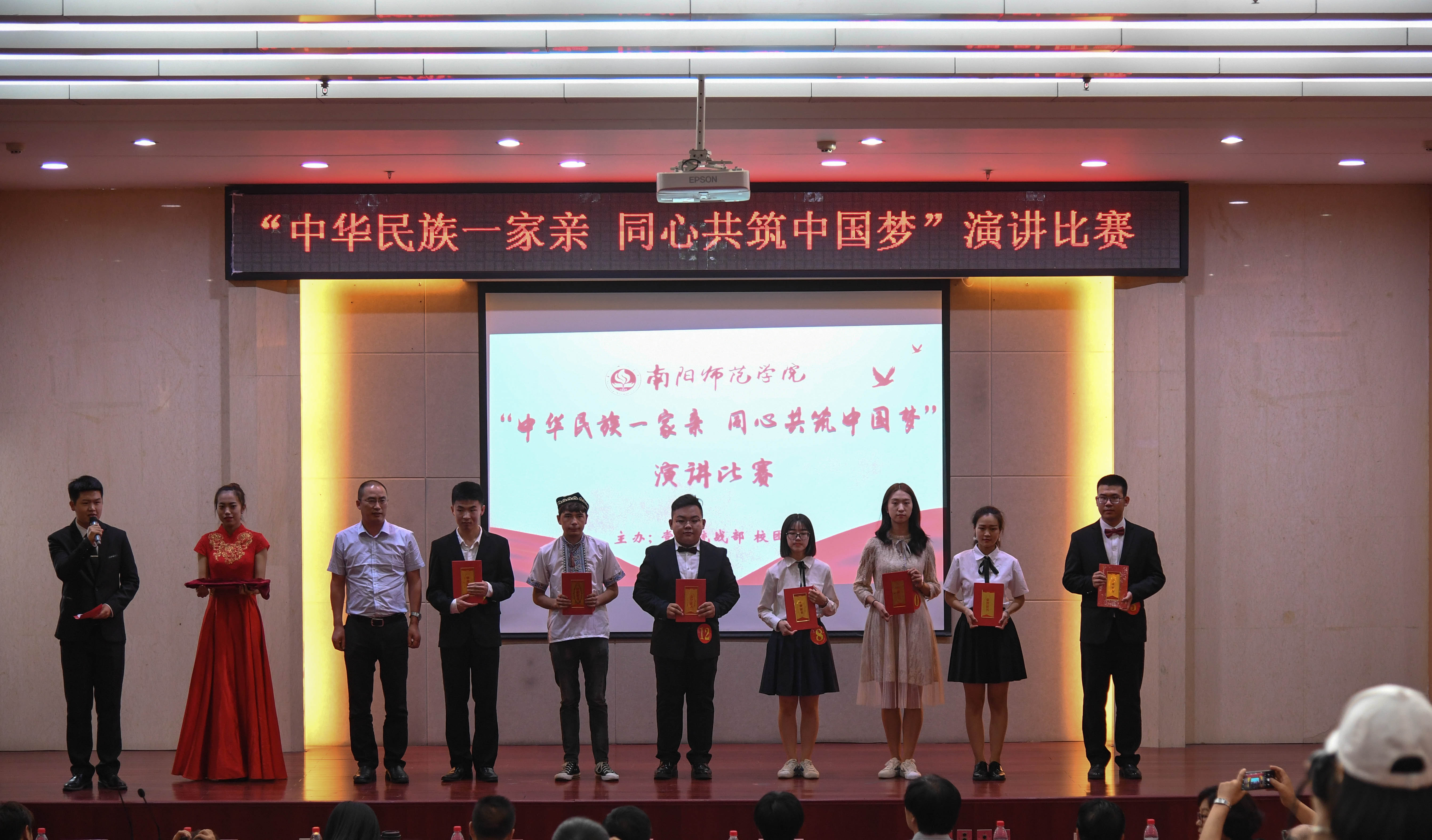 5校团委书记张潍杰颁发三等奖.jpg