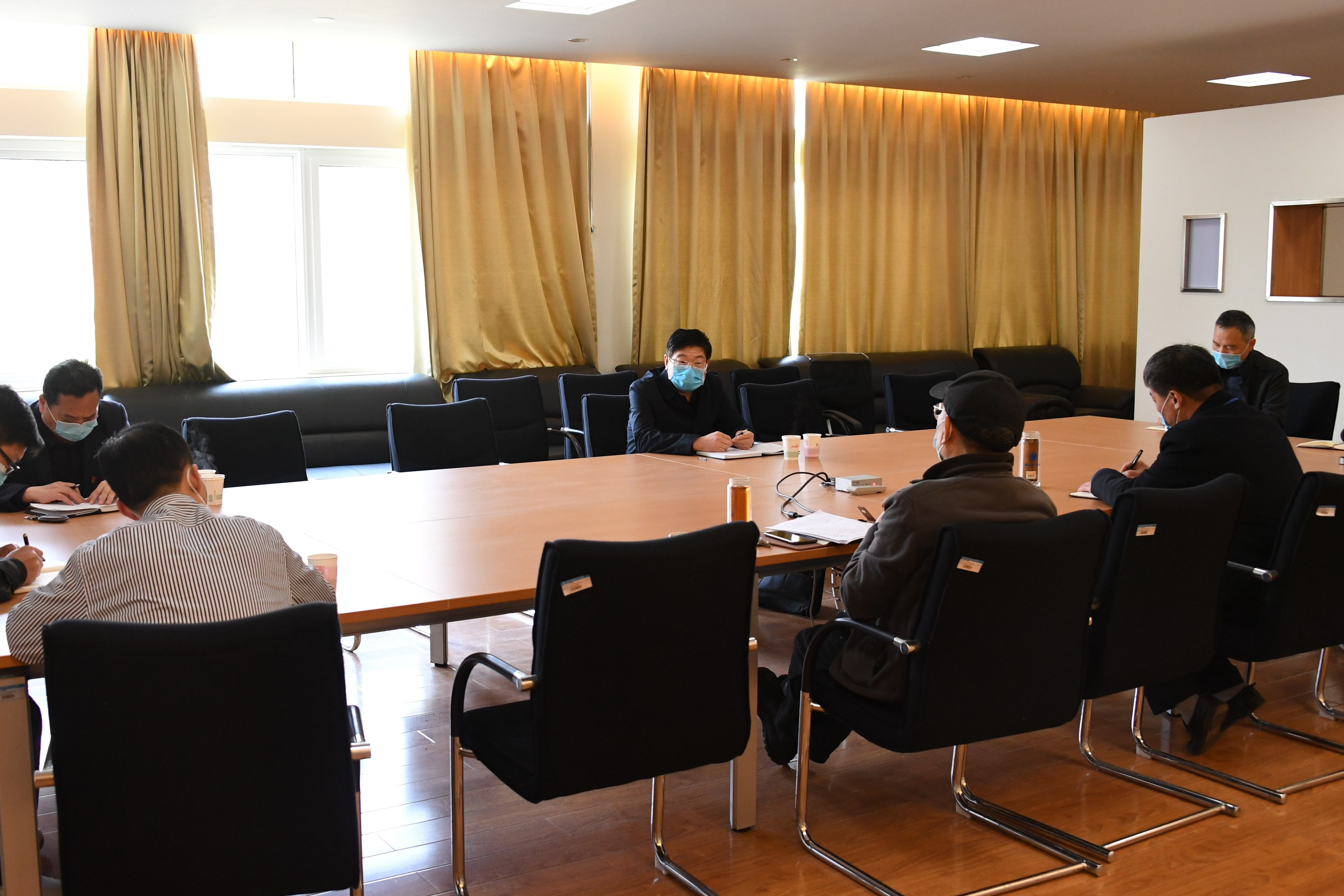 4校长卢志文听取工作情况汇报.JPG