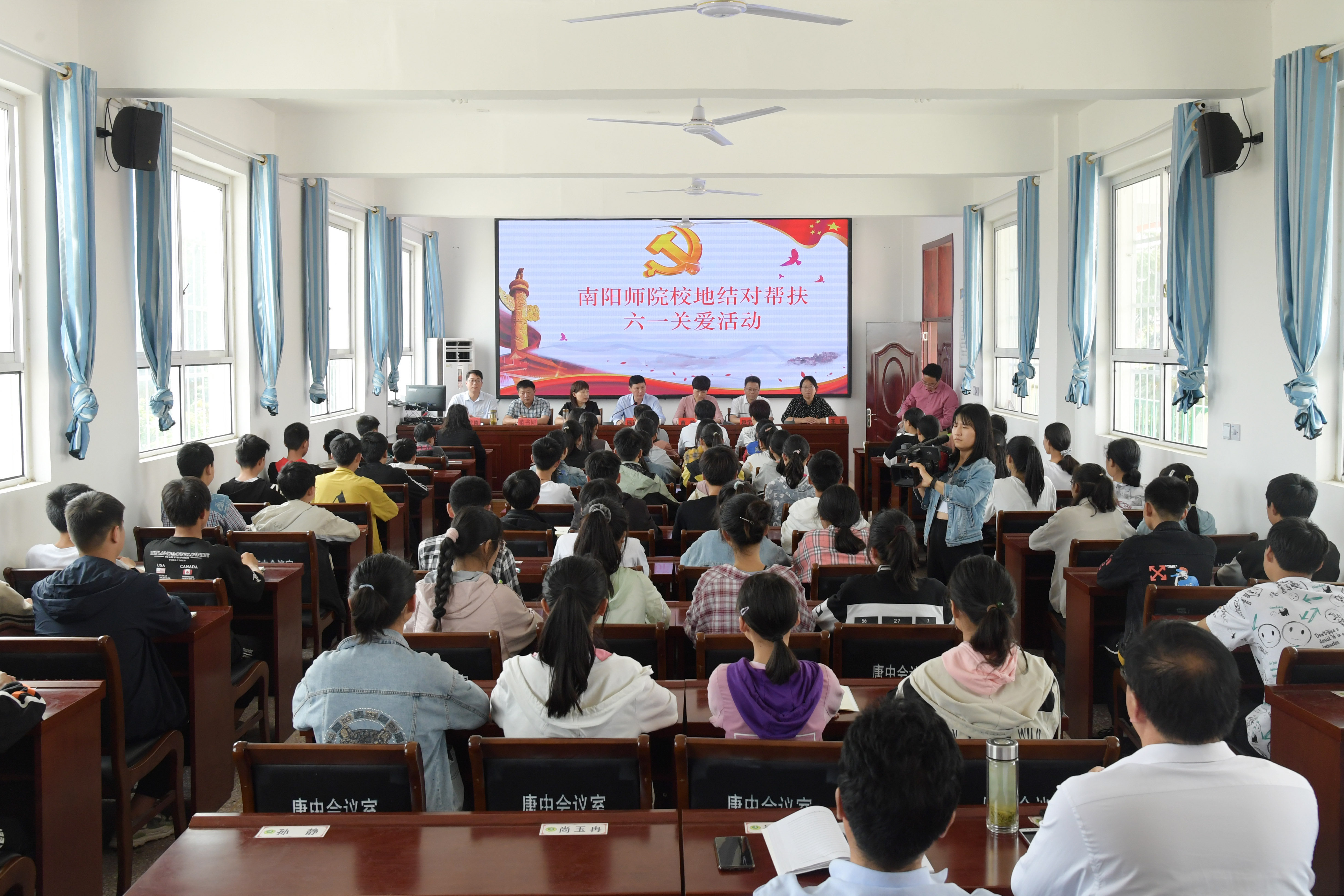 2.副校长熊新忠一行在唐庄初级中学调研.jpg