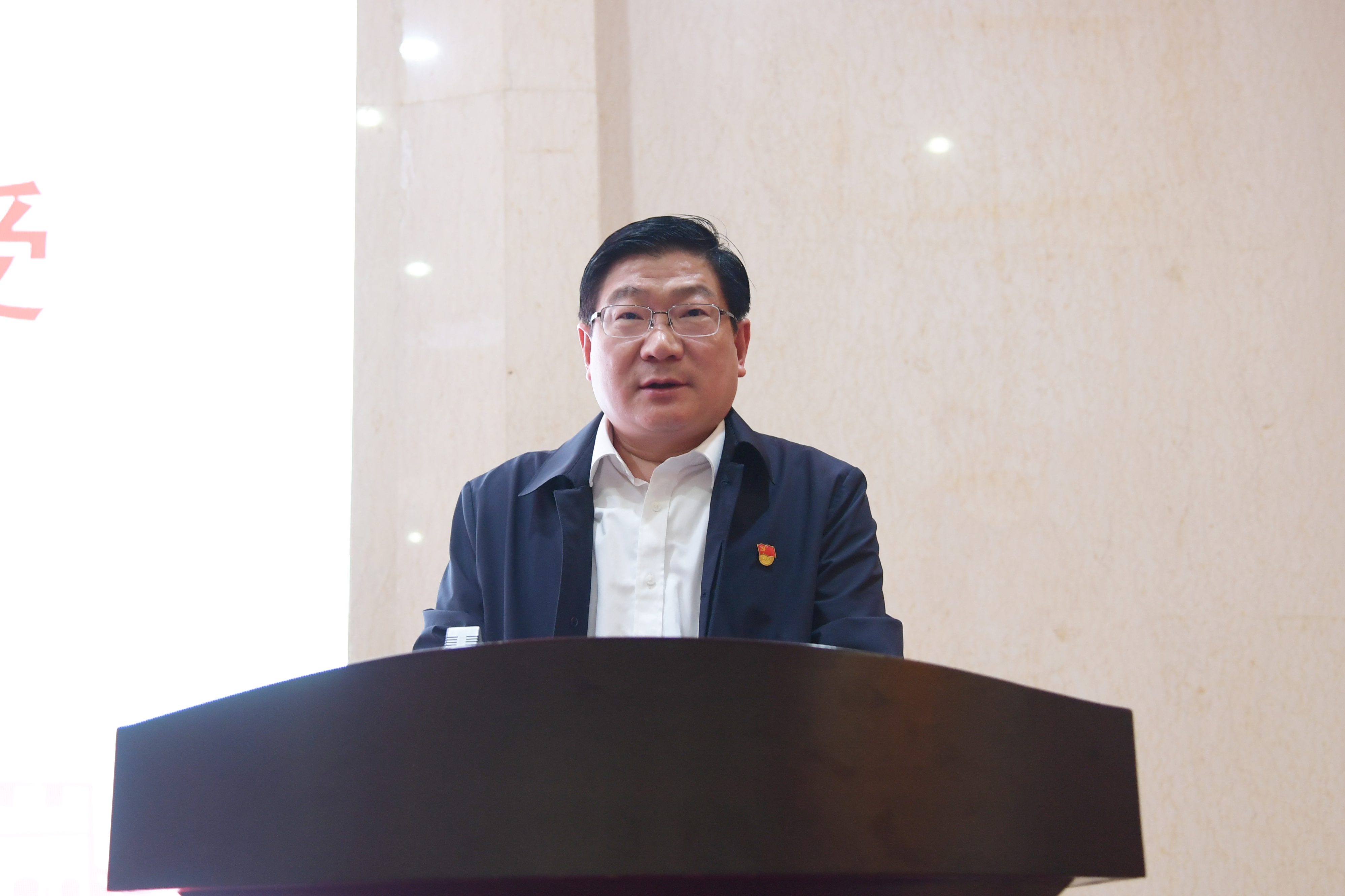 3校党委书记卢志文主持报告会.jpg